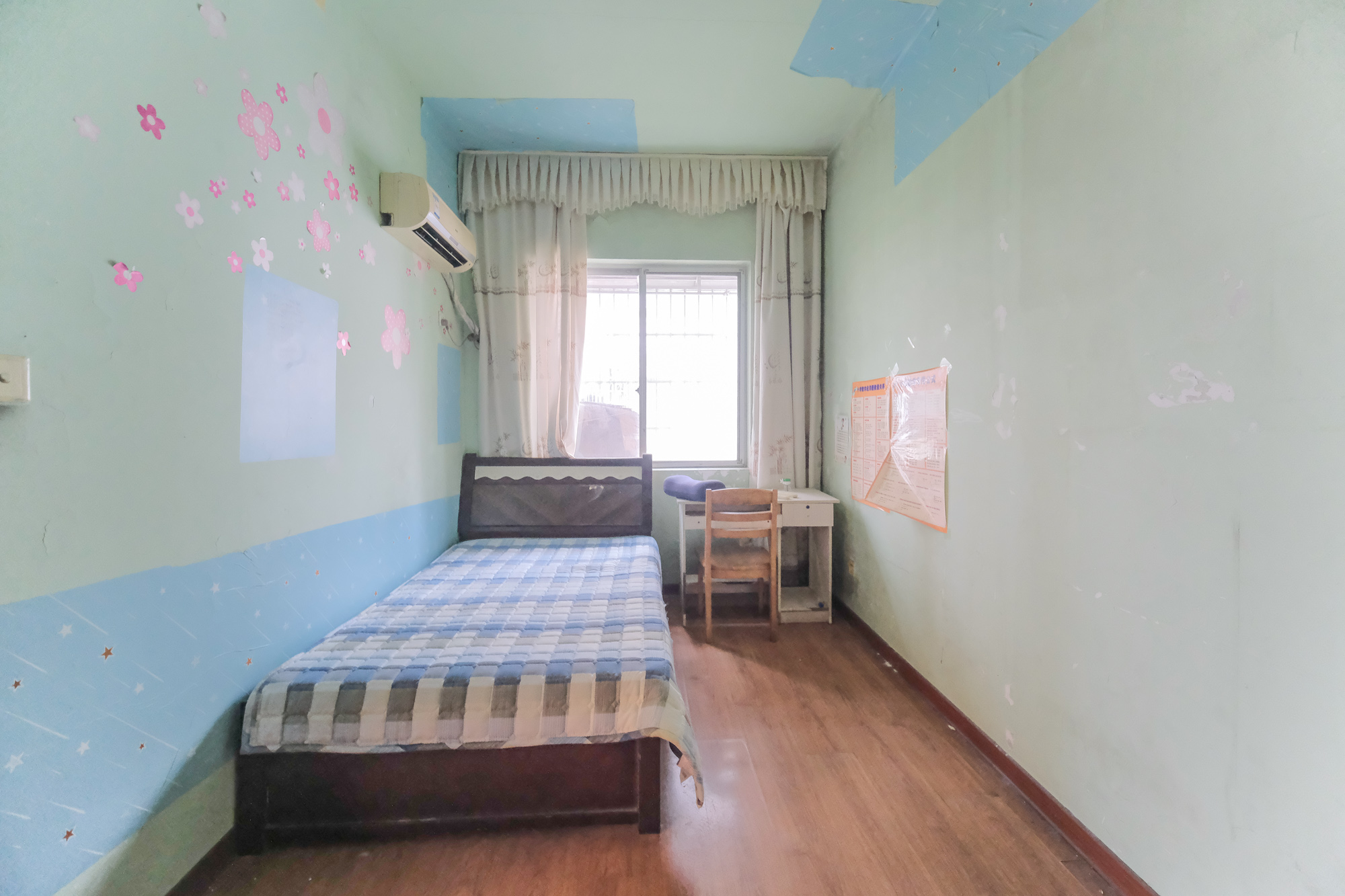 中南汽车世界 3室2厅2卫 35.8万 中南汽车世界 3室2厅2卫 35.8万卧室