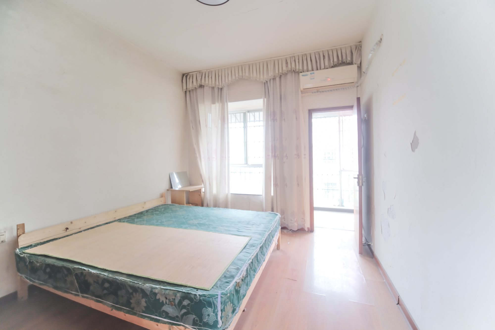 中南汽车世界 3室2厅2卫 35.8万 中南汽车世界 3室2厅2卫 35.8万卧室