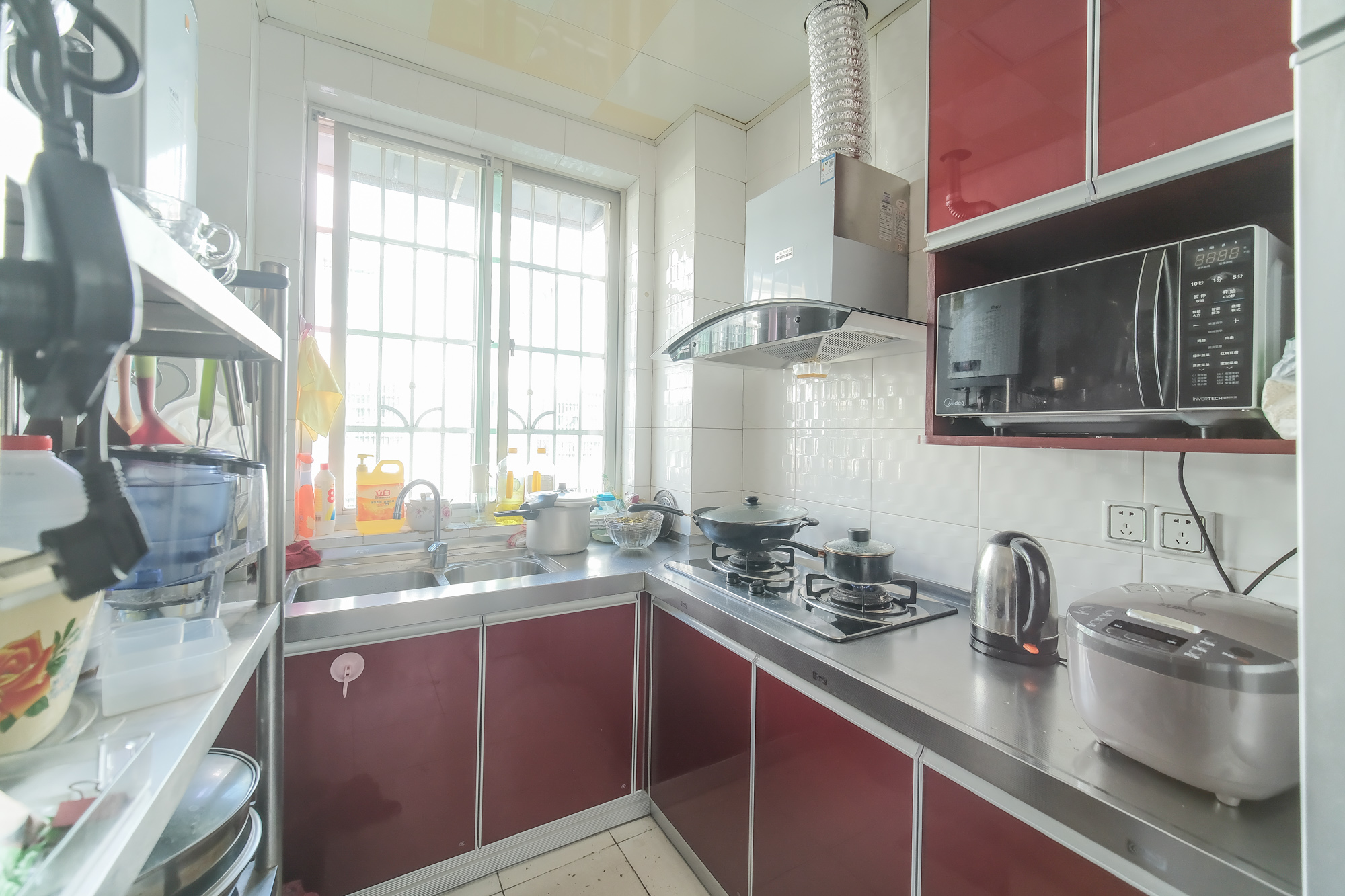 中南汽车世界 3室2厅2卫 40.0万 中南汽车世界 3室2厅2卫 40.0万厨房