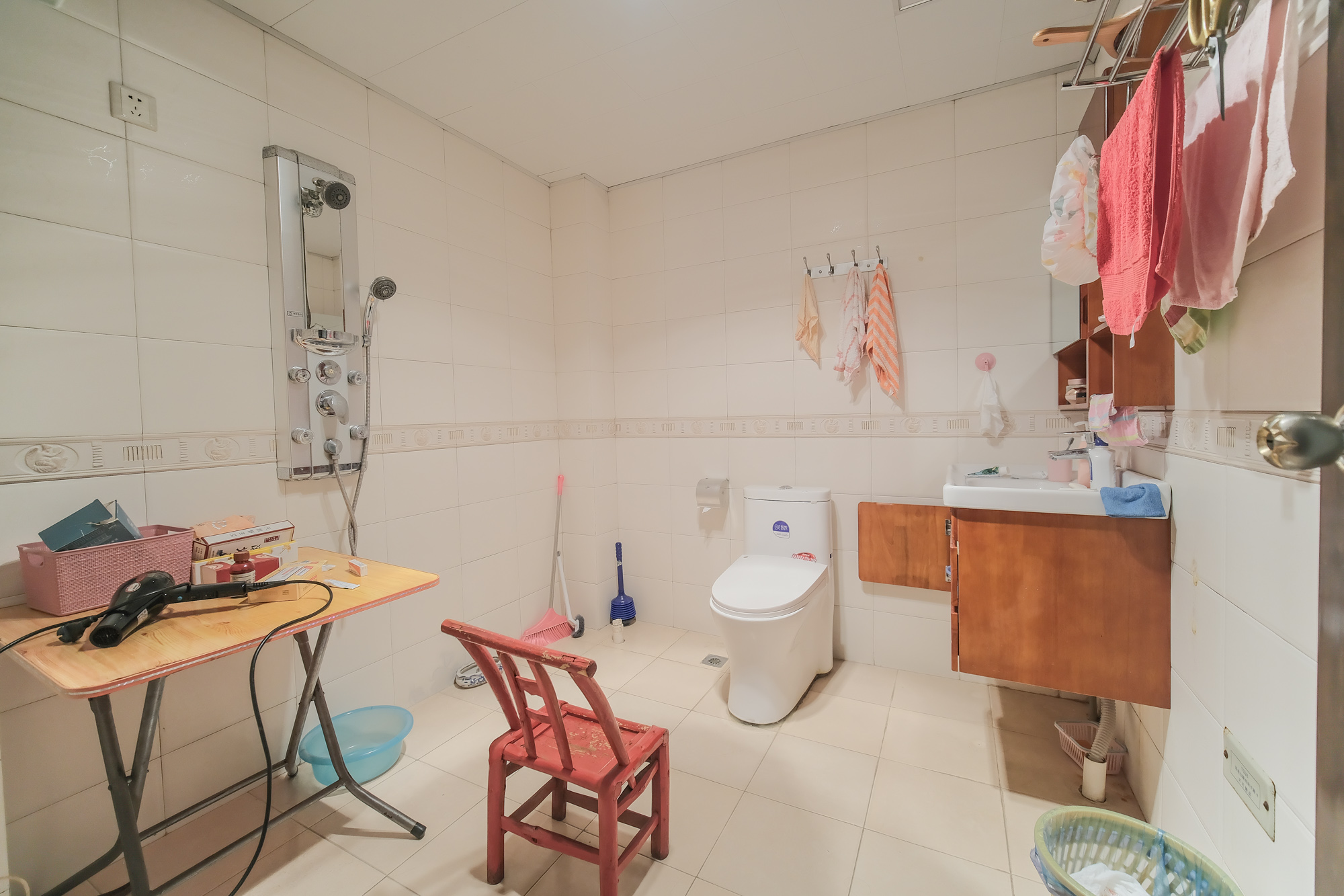 中南汽车世界 3室2厅2卫 40.0万 中南汽车世界 3室2厅2卫 40.0万卫生间