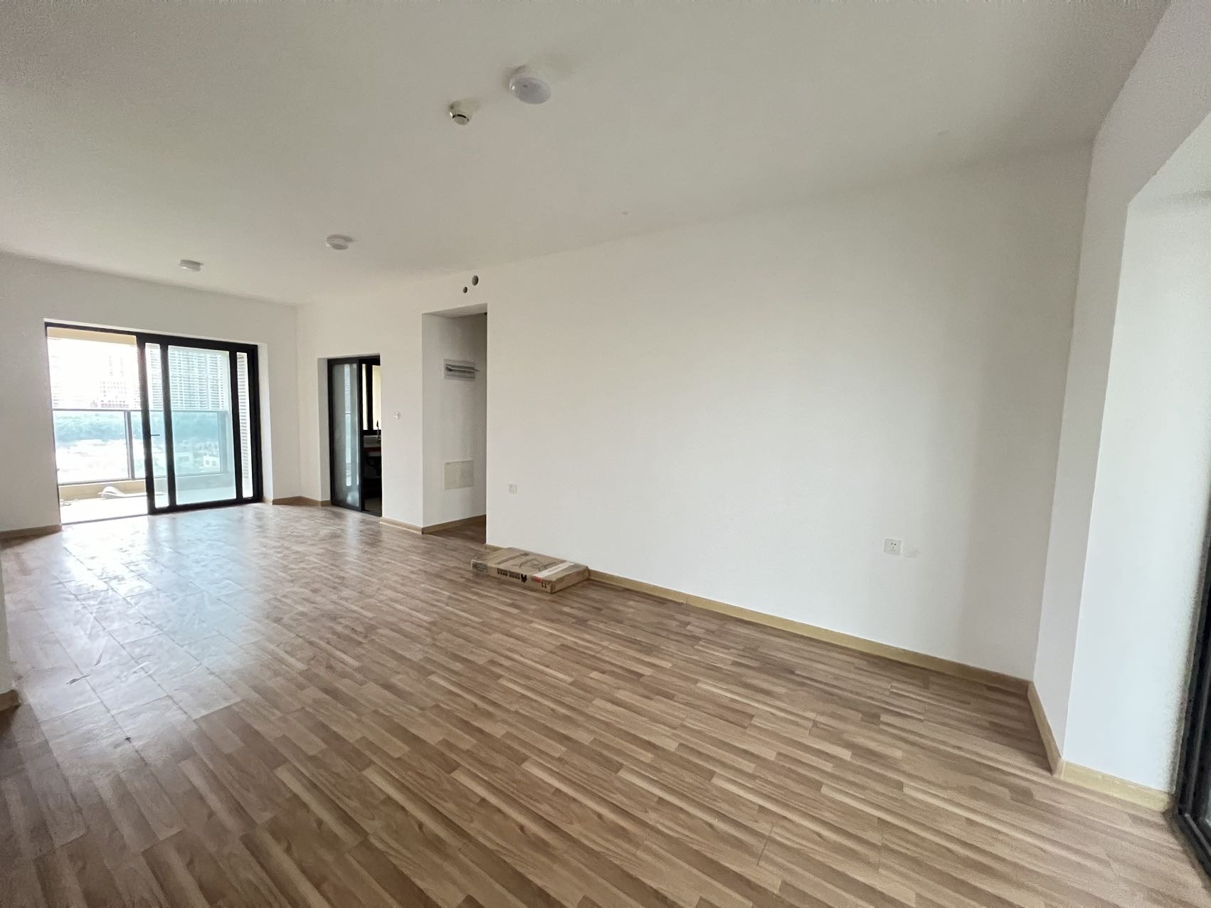 融创海口一号 3室2厅2卫 220.0万 融创海口一号 3室2厅2卫 220.0万客厅