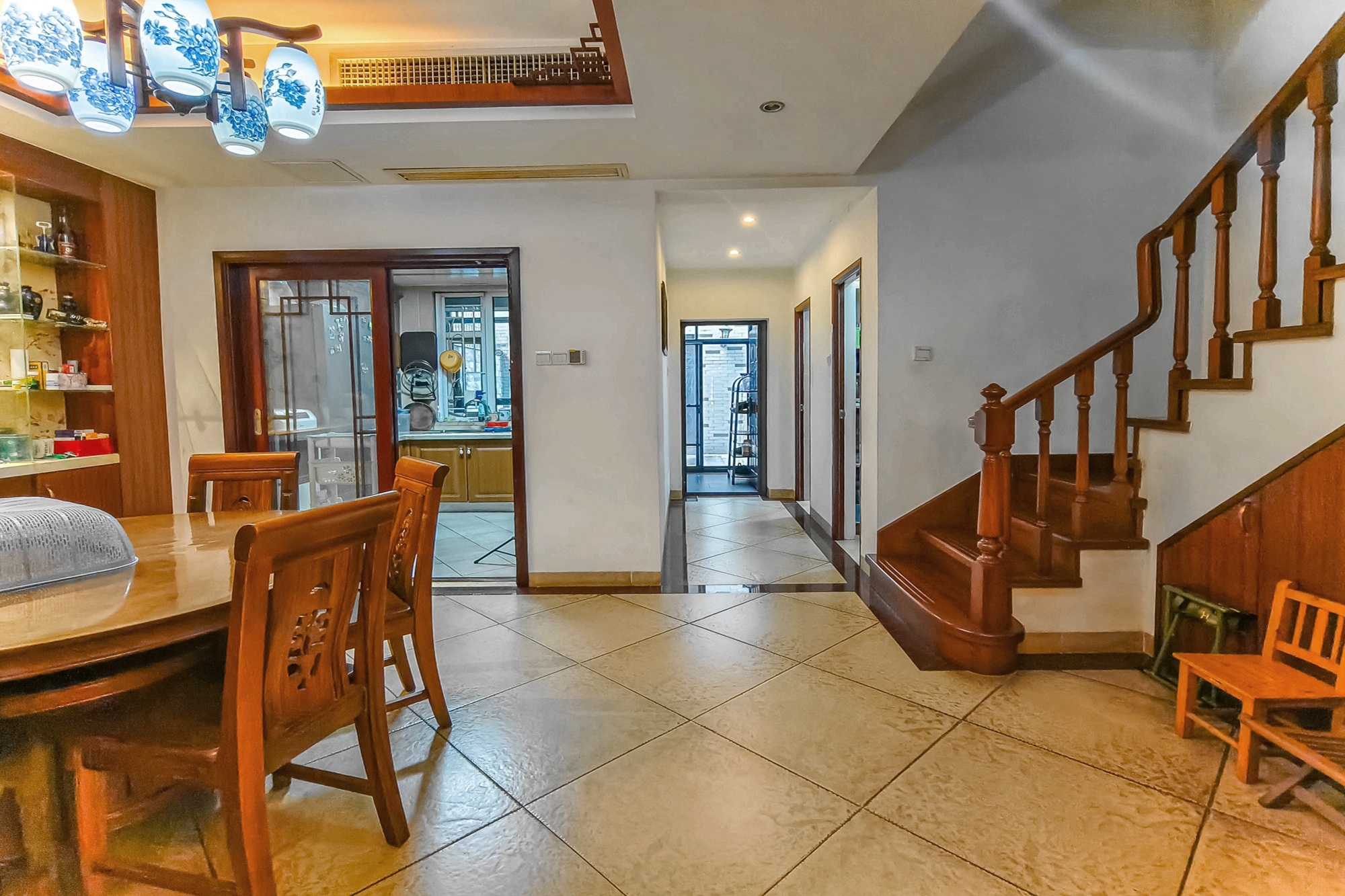 山水湾  5室2厅3卫    268.0万 山水湾  5室2厅3卫    268.0万客厅