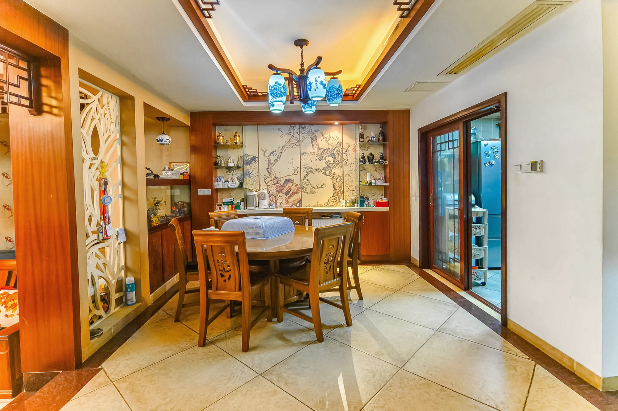 山水湾  5室2厅3卫    268.0万 山水湾  5室2厅3卫    268.0万客厅