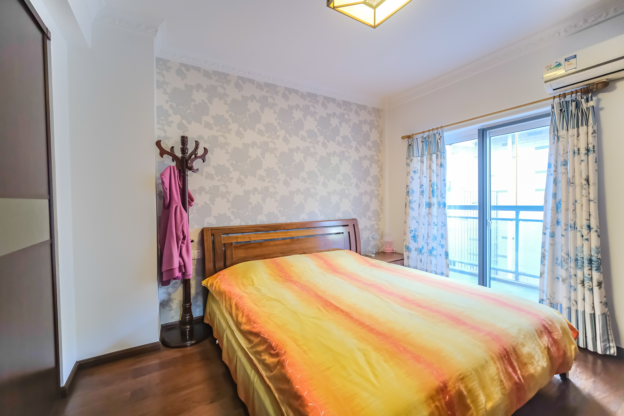 山水湾  5室2厅3卫    268.0万 山水湾  5室2厅3卫    268.0万卧室