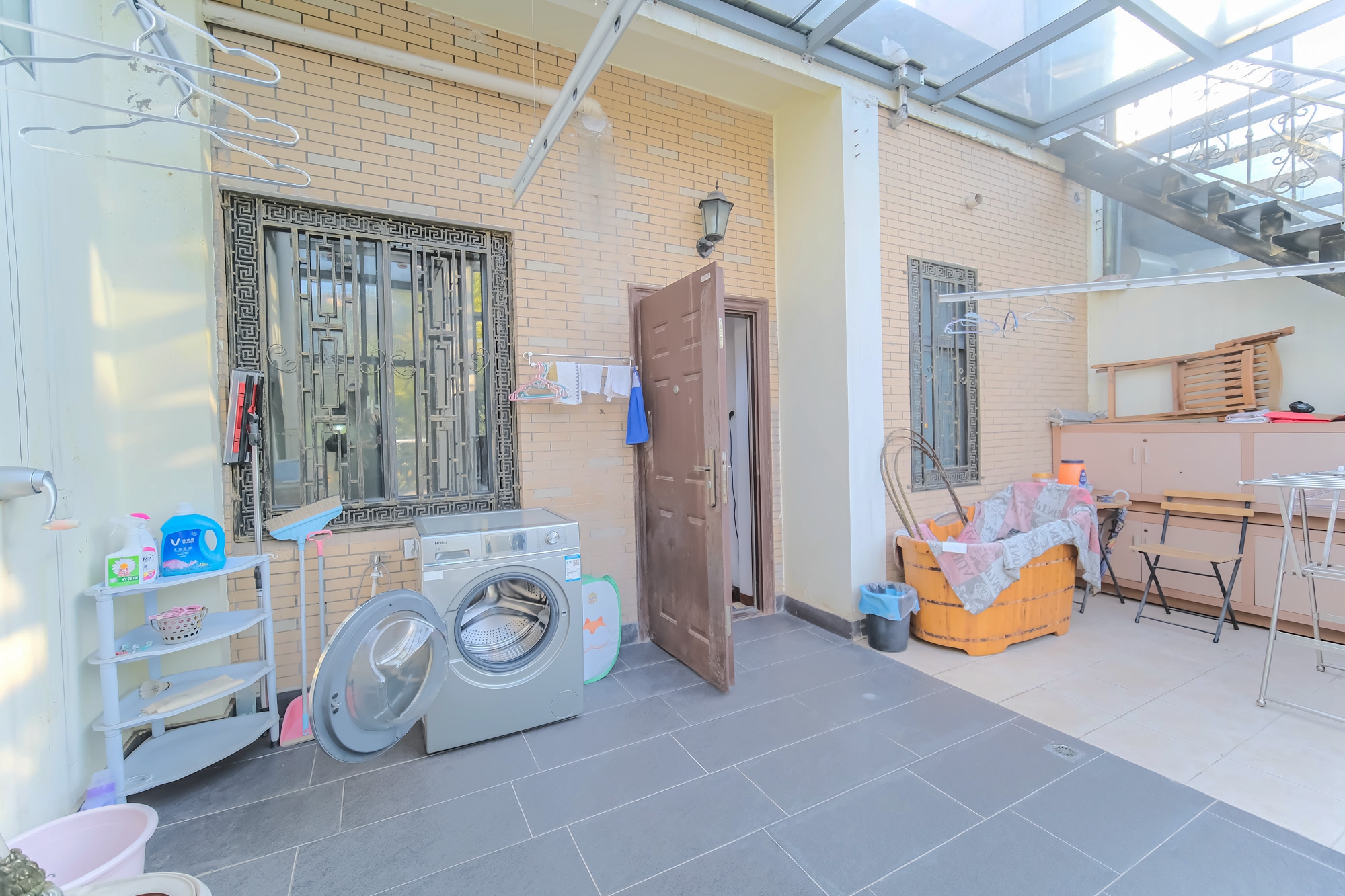 山水湾  5室2厅3卫    268.0万 山水湾  5室2厅3卫    268.0万阳台