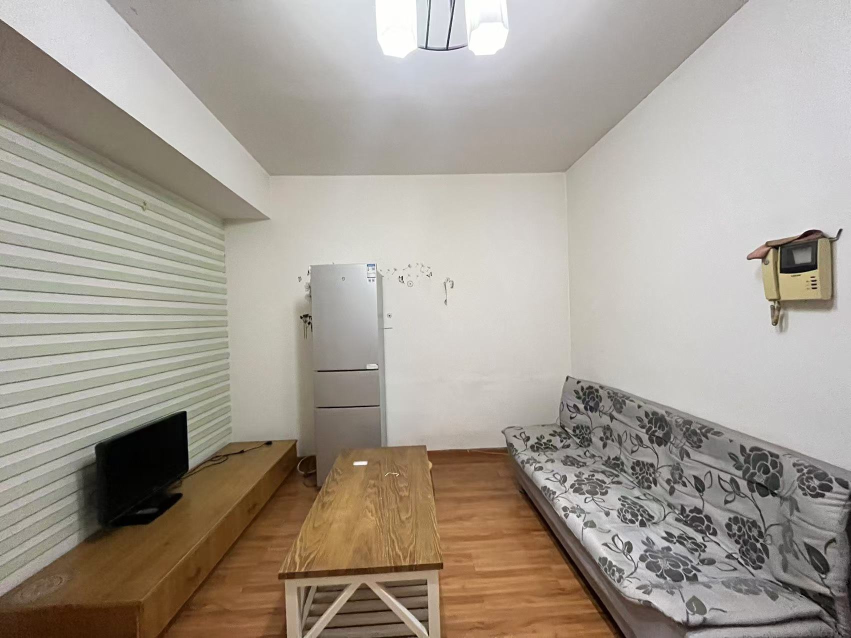 新家园  1室1厅1卫    1600.0元/月 新家园  1室1厅1卫    1600.0元/月室内图