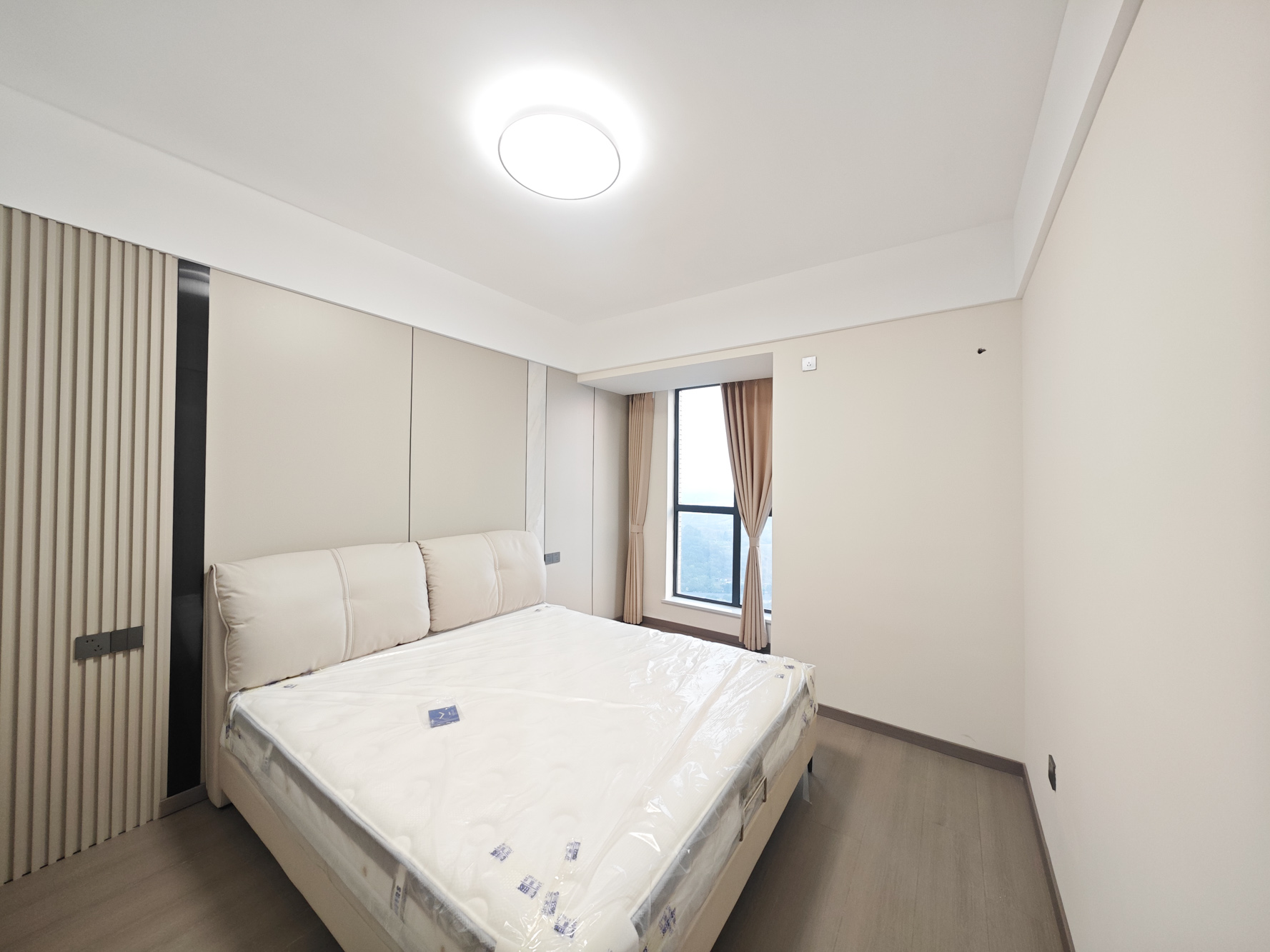 碧桂园南城首府(东宸林海) 3室2厅1卫 96.8万 碧桂园南城首府(东宸林海) 3室2厅1卫 96.8万卧室