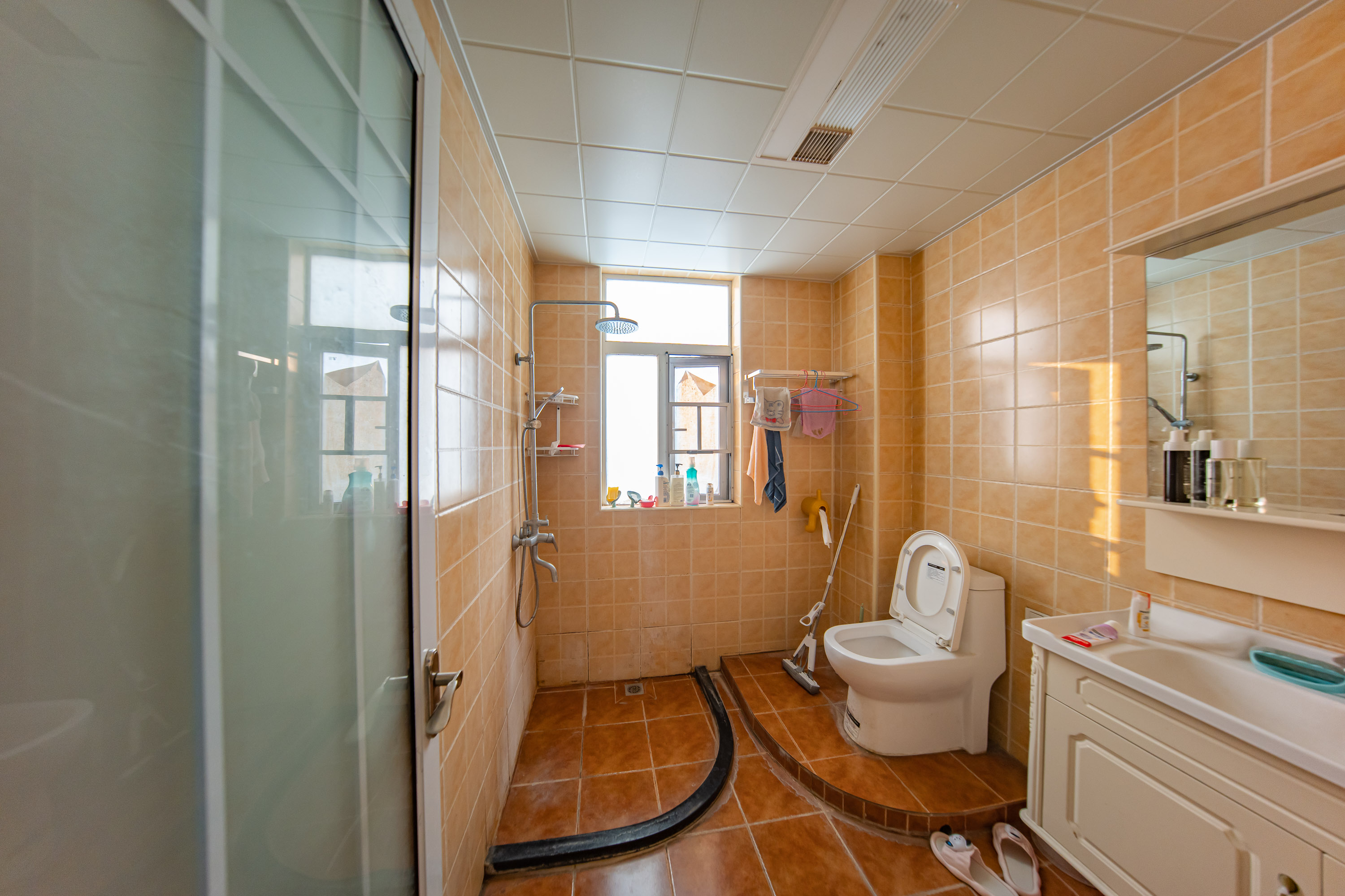 金鼎公园尚  3室2厅2卫    95.0万卫生间