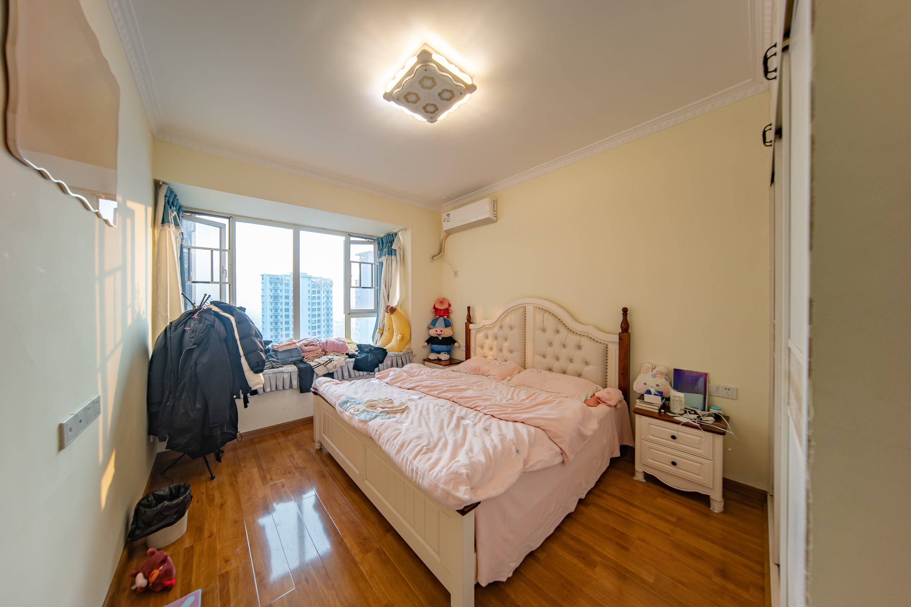 金鼎公园尚 3室2厅2卫 95.0万 金鼎公园尚 3室2厅2卫 95.0万卧室