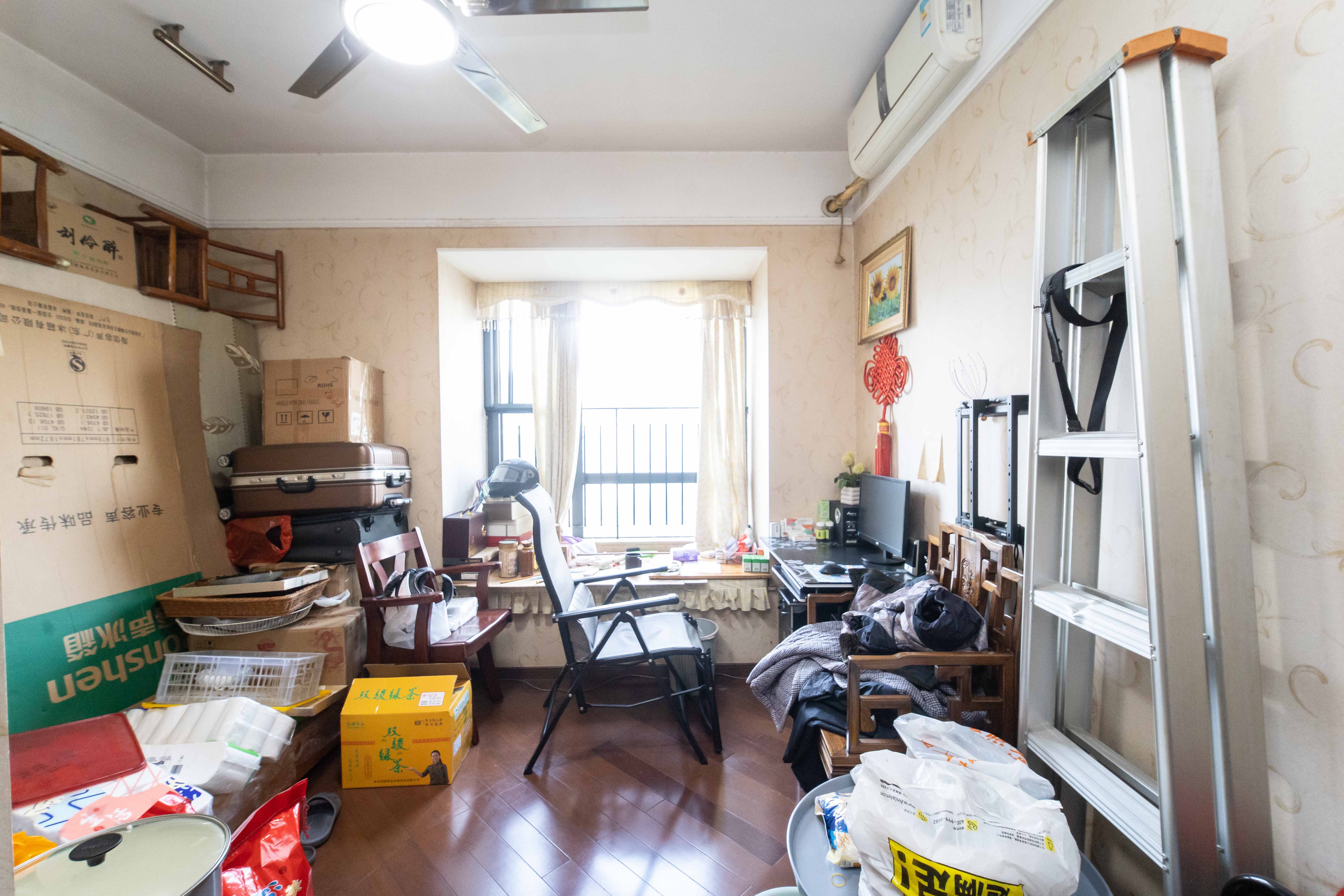西街花园  4室2厅3卫   240.00万卧室