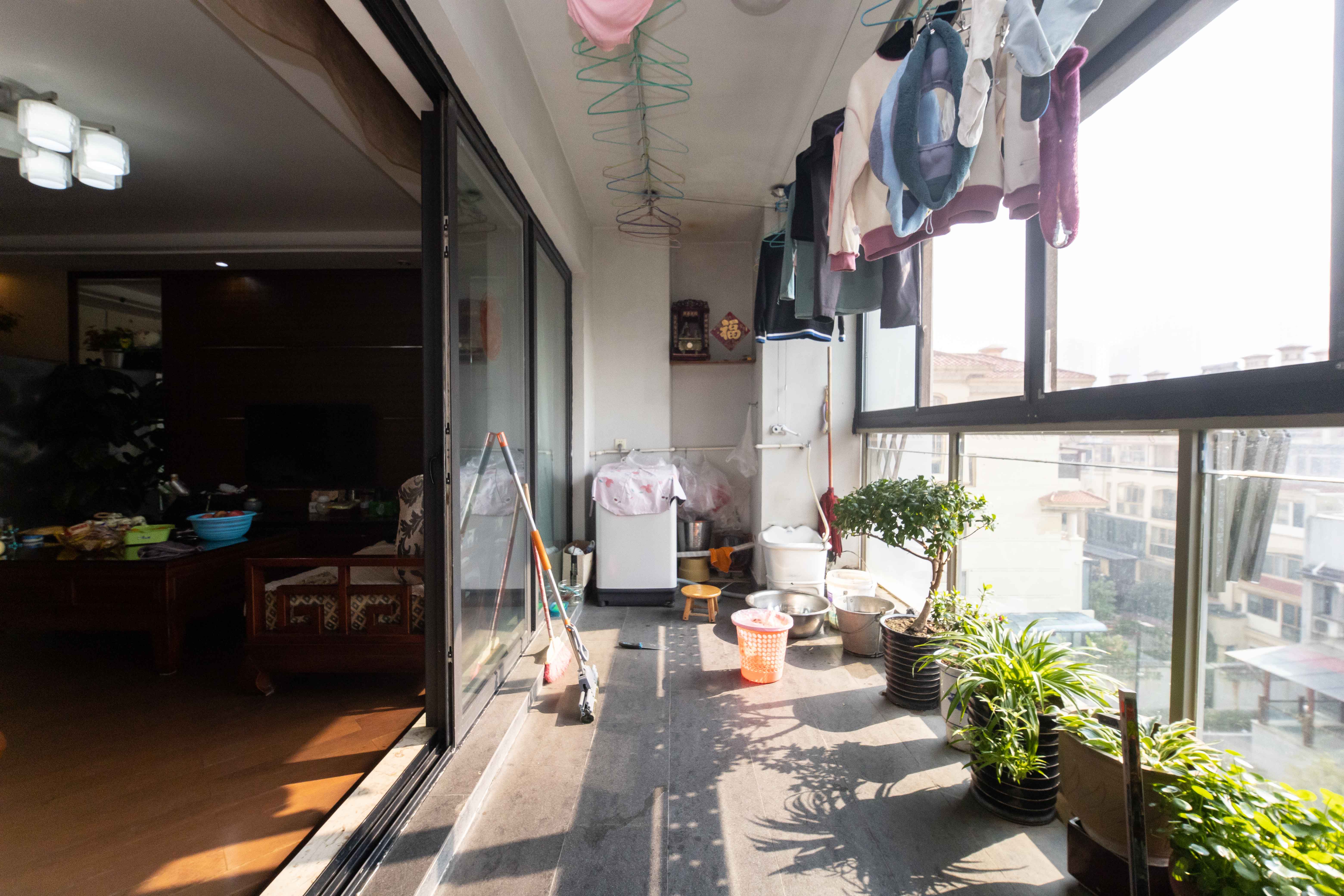 西街花园  4室2厅3卫   240.00万阳台