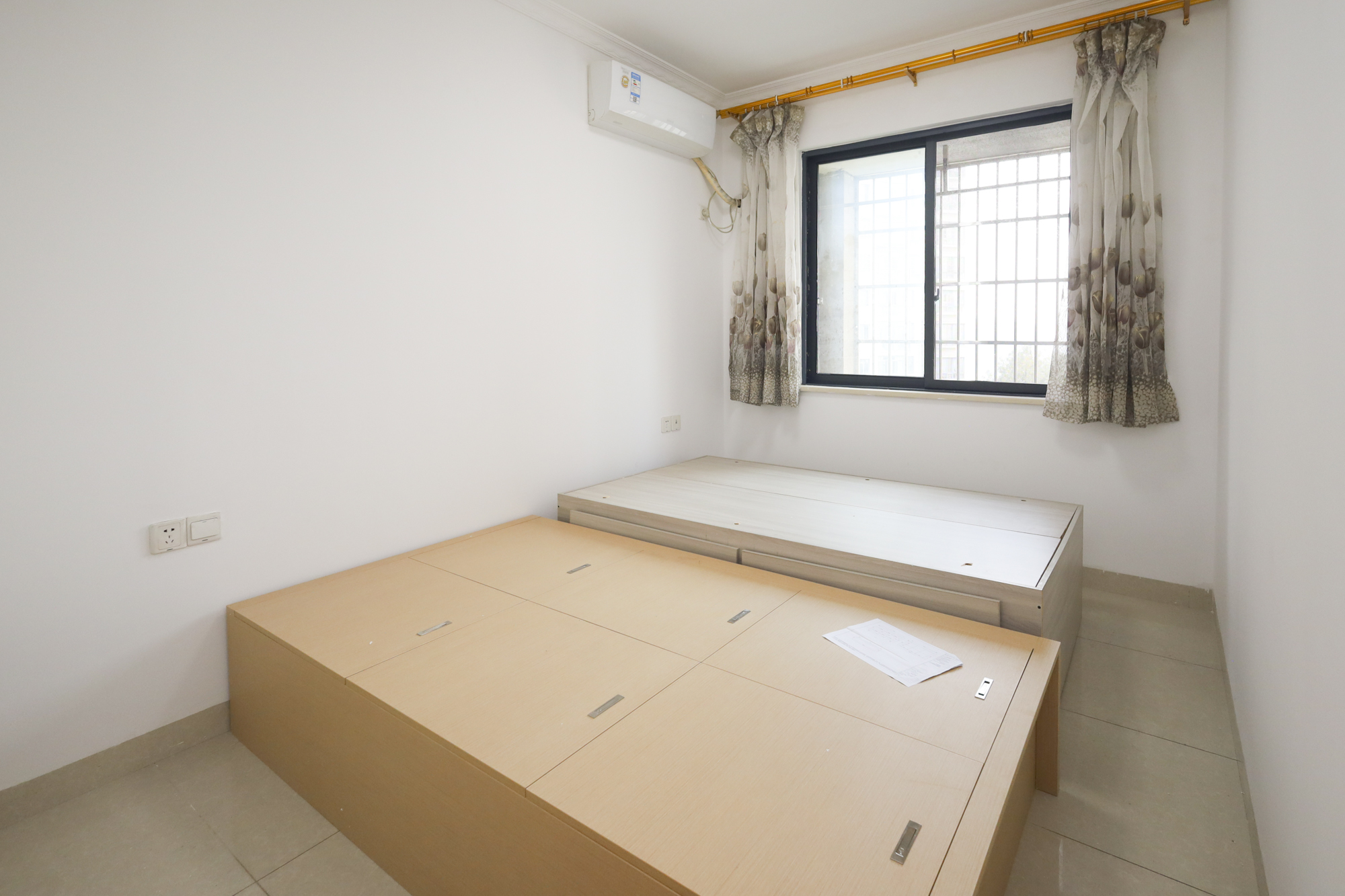 秀峰景园(领秀峰) 2室1厅1卫 53.8万 秀峰景园(领秀峰) 2室1厅1卫 53.8万卧室