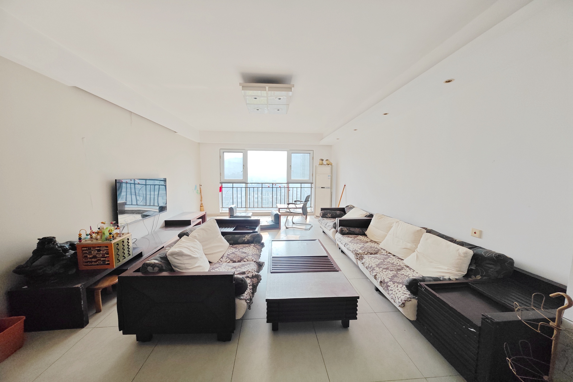 佳天瑞宁花园 3室2厅1卫 122.0万 佳天瑞宁花园 3室2厅1卫 122.0万客厅