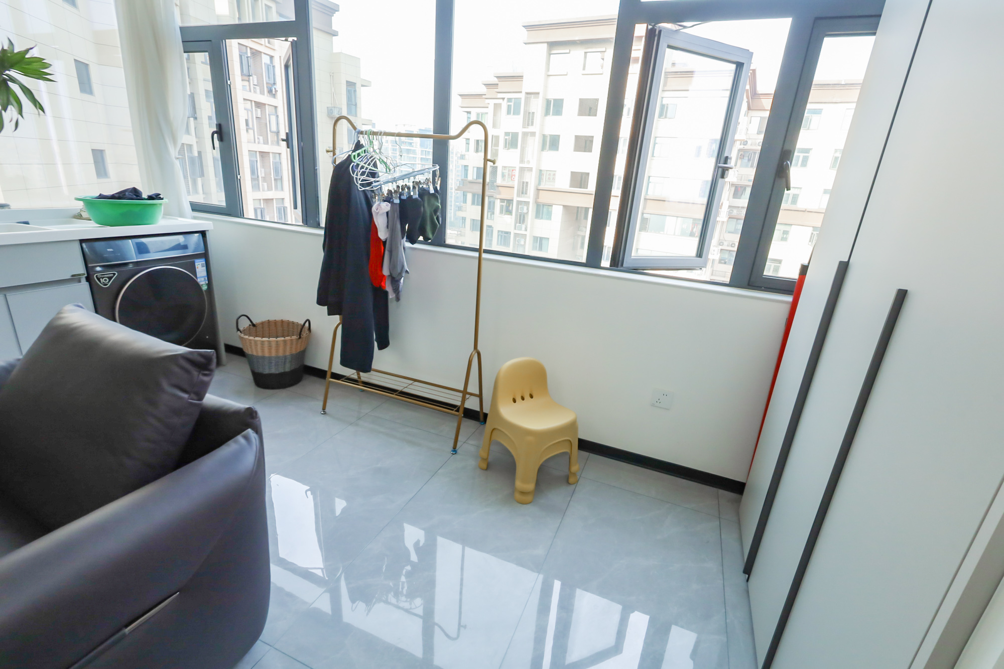 蓝光雍锦阁 3室2厅2卫 158.0万 蓝光雍锦阁 3室2厅2卫 158.0万阳台