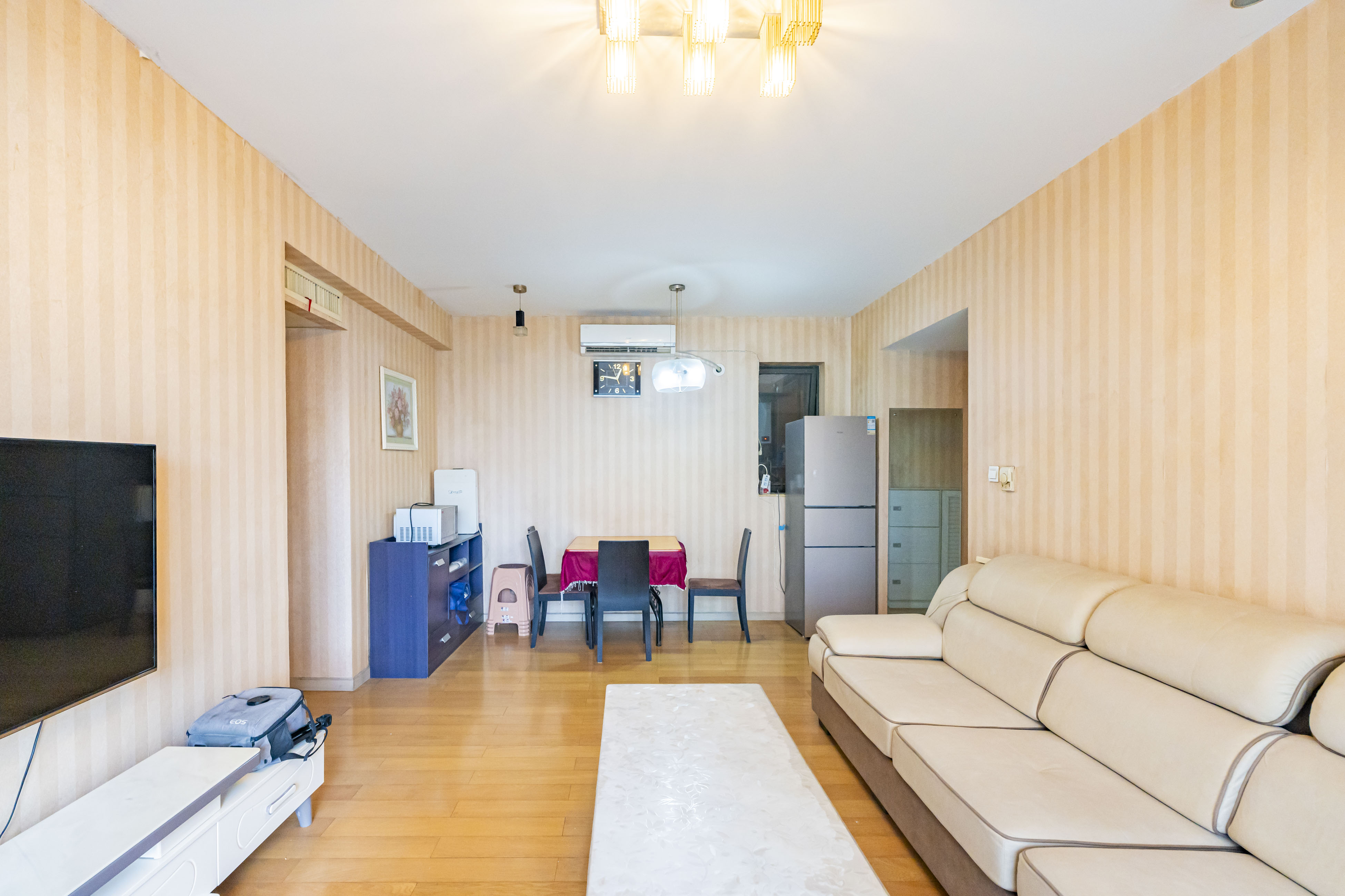 盛世美居荷园 2室2厅2卫 110.0万 盛世美居荷园 2室2厅2卫 110.0万客厅