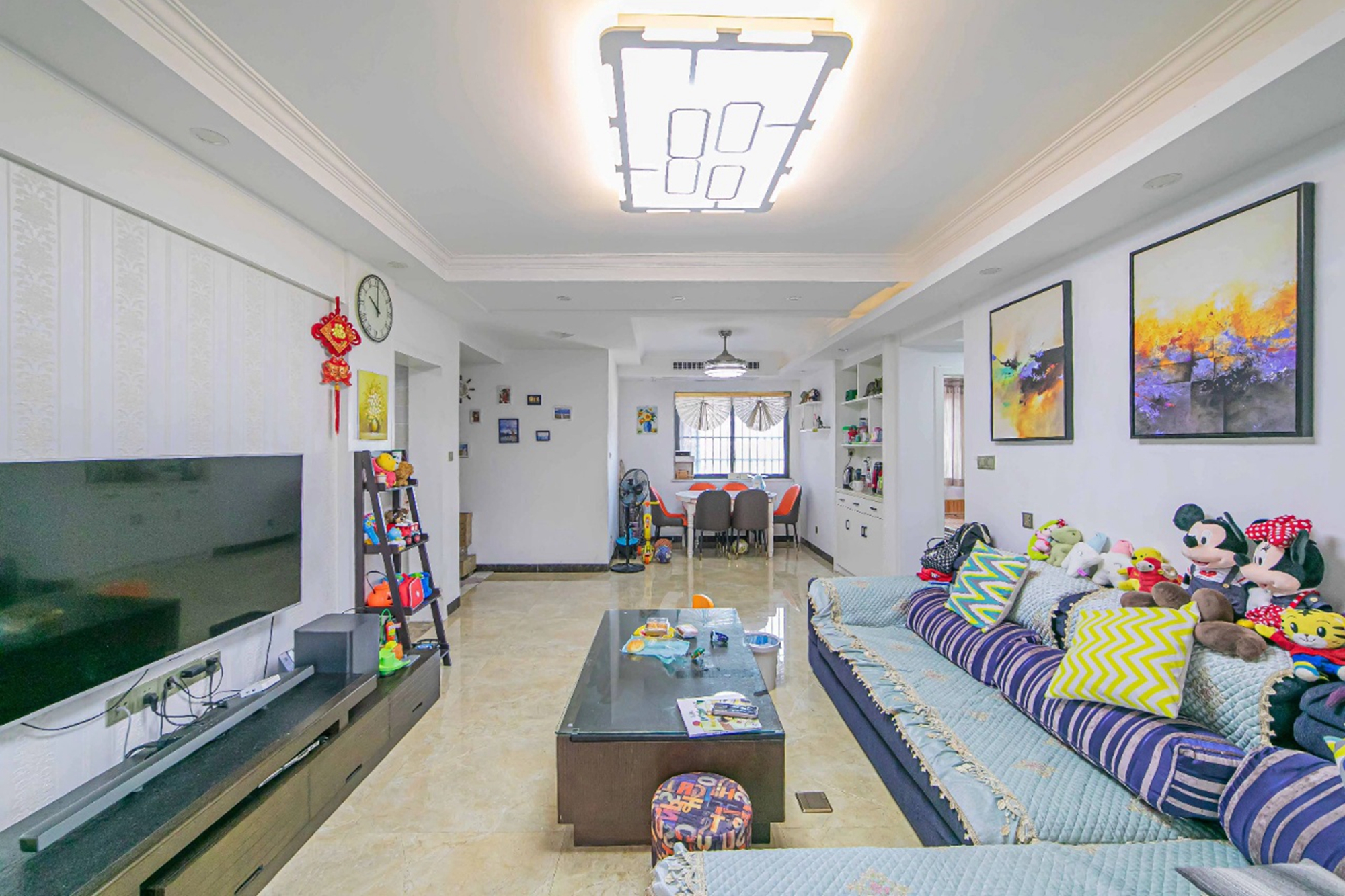 深业睿城 3室2厅2卫 90.0万 深业睿城 3室2厅2卫 90.0万客厅