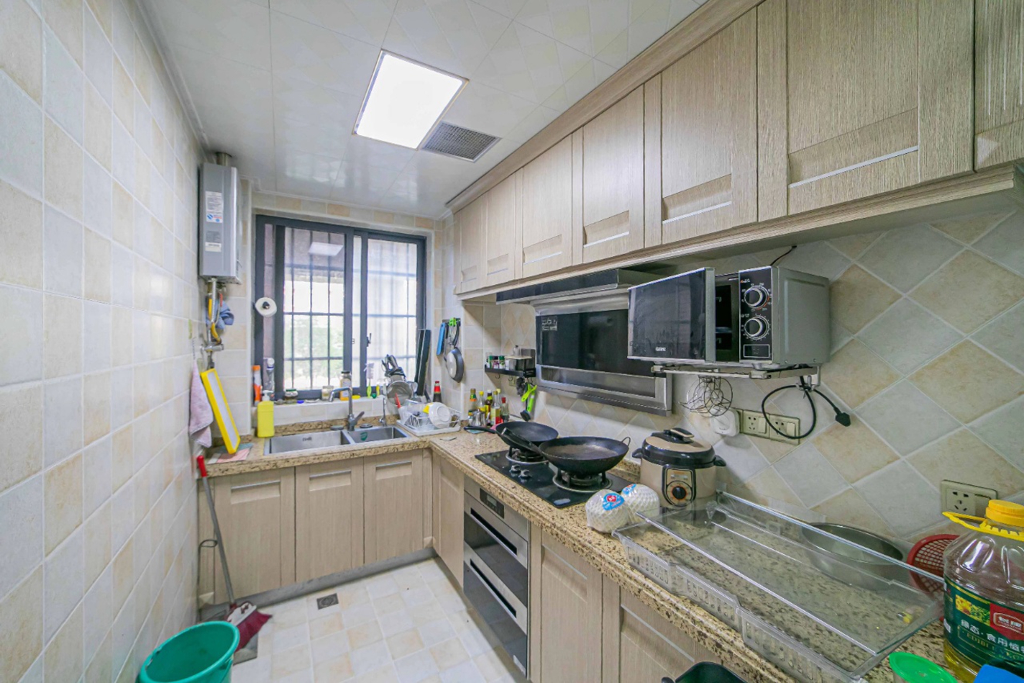 深业睿城 3室2厅2卫 90.0万 深业睿城 3室2厅2卫 90.0万厨房