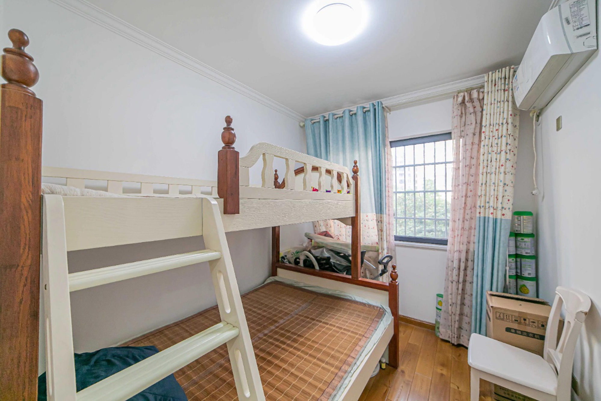 深业睿城 3室2厅2卫 90.0万 深业睿城 3室2厅2卫 90.0万卧室