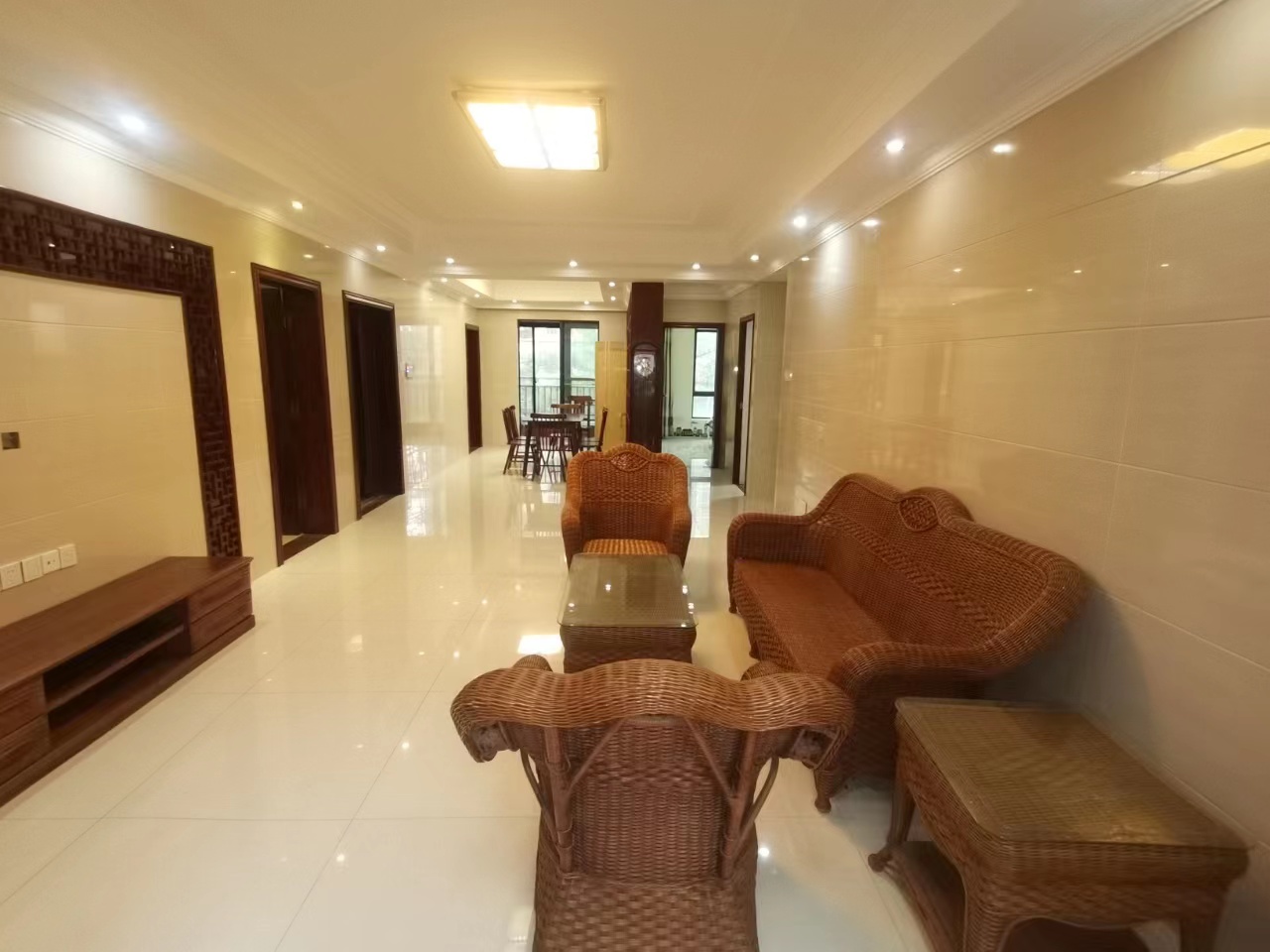 江畔人家 3室2厅2卫 250.0万 江畔人家 3室2厅2卫 250.0万室内图