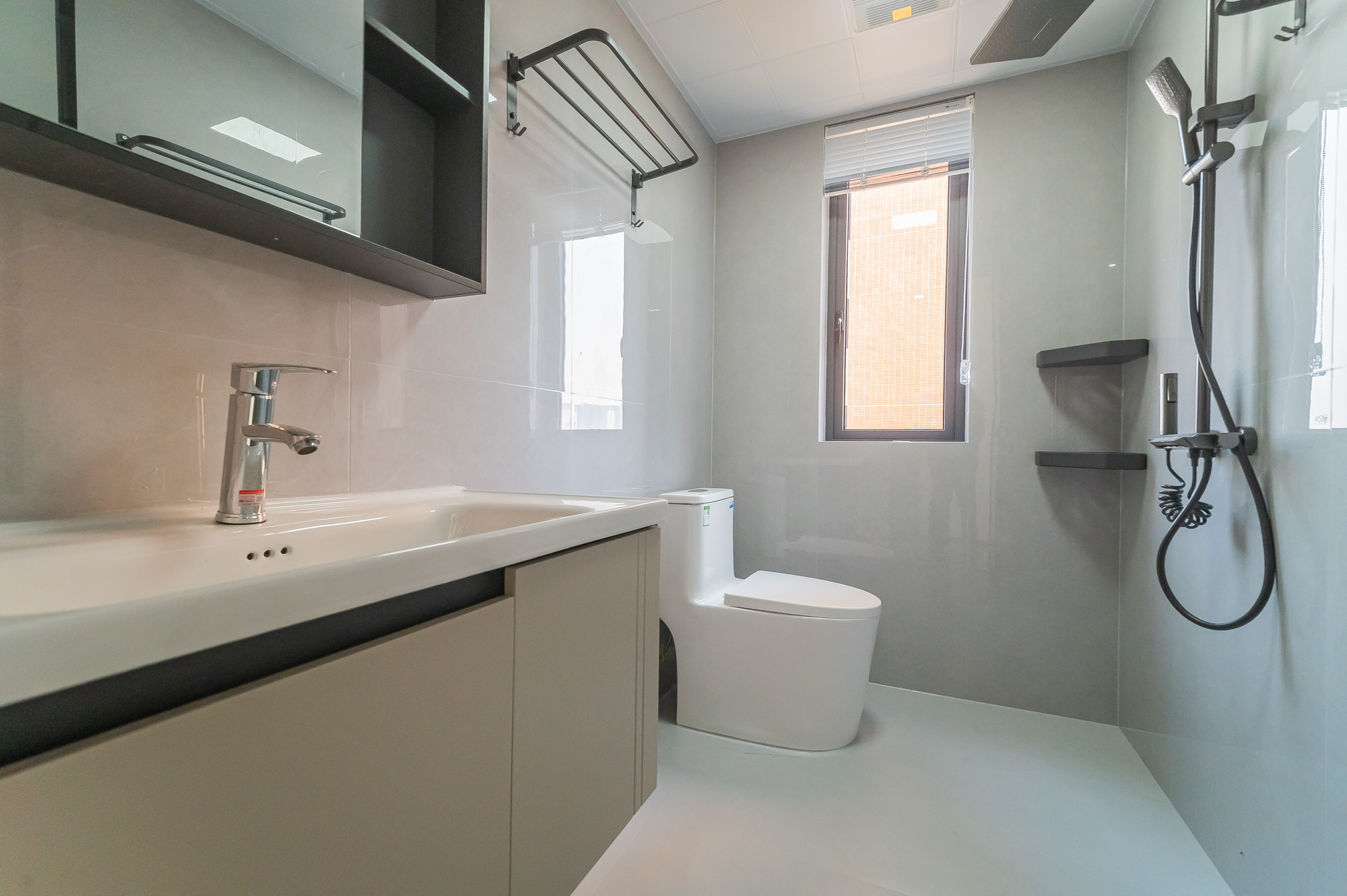 海伦春天 4室2厅2卫 105.8万 海伦春天 4室2厅2卫 105.8万卫生间