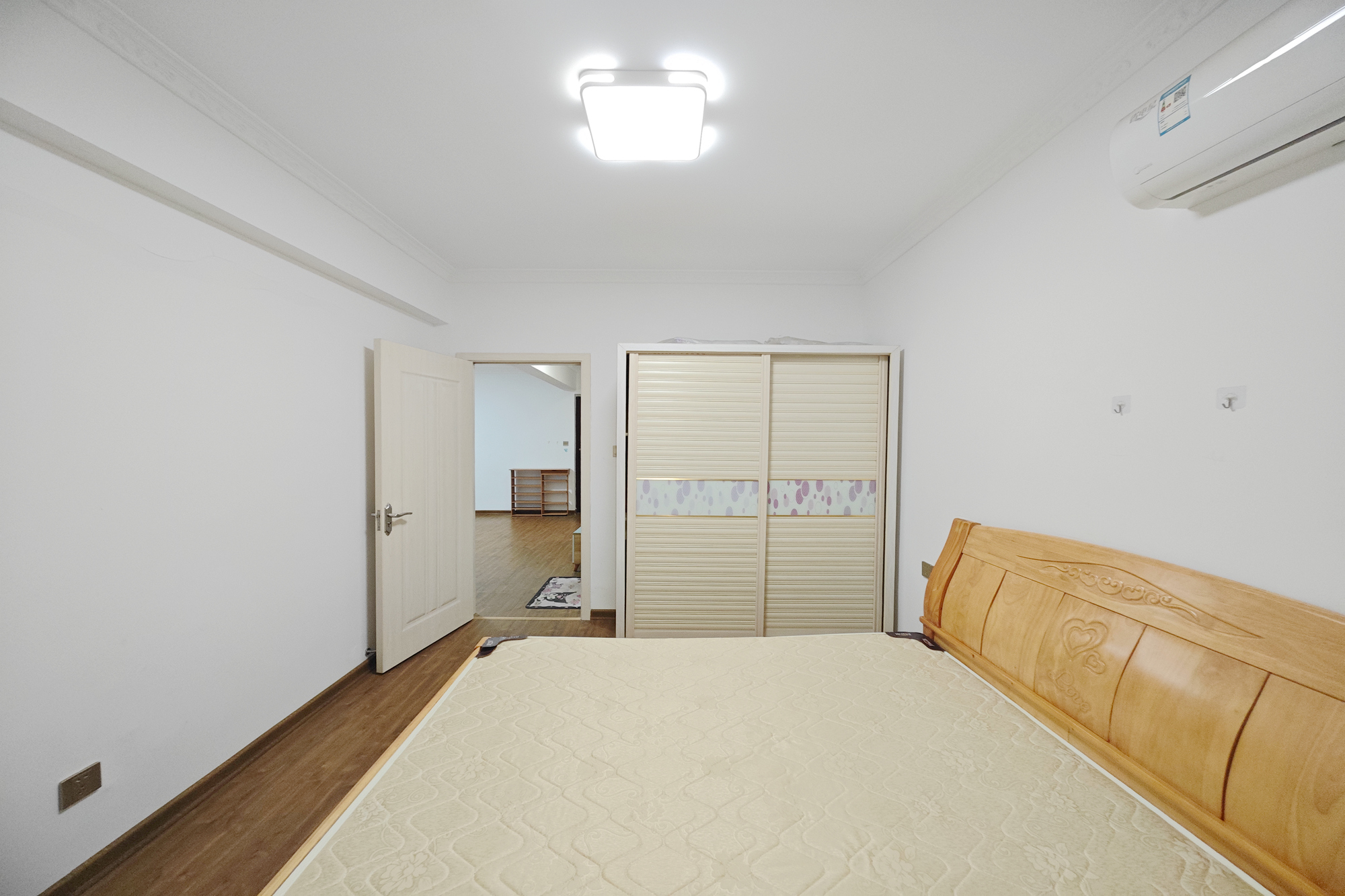 建发中央悦府  4室2厅2卫   199.00万卧室