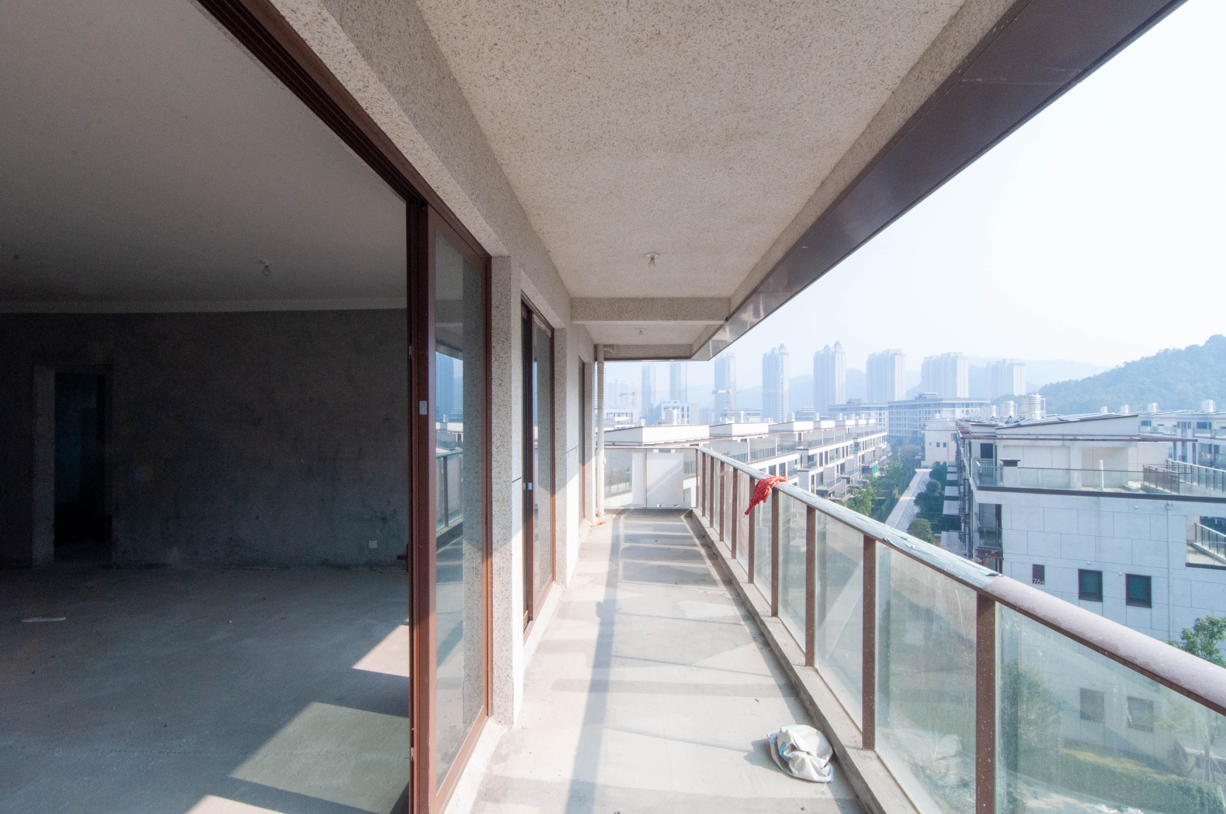 绿地麓湖郡  4室2厅3卫   300.00万其他