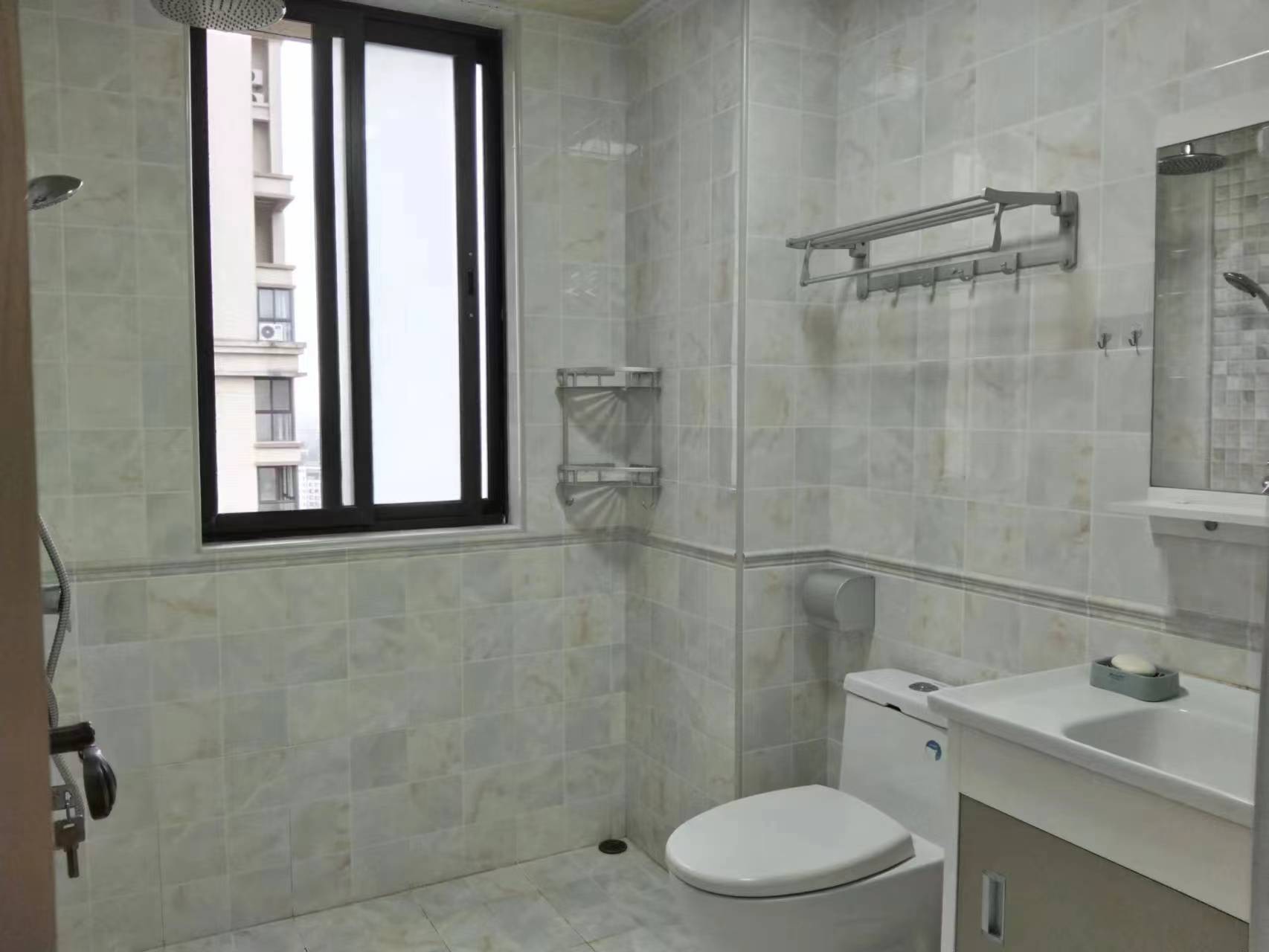 绿地海森林  2室2厅1卫    140.0万 绿地海森林  2室2厅1卫    140.0万室内图