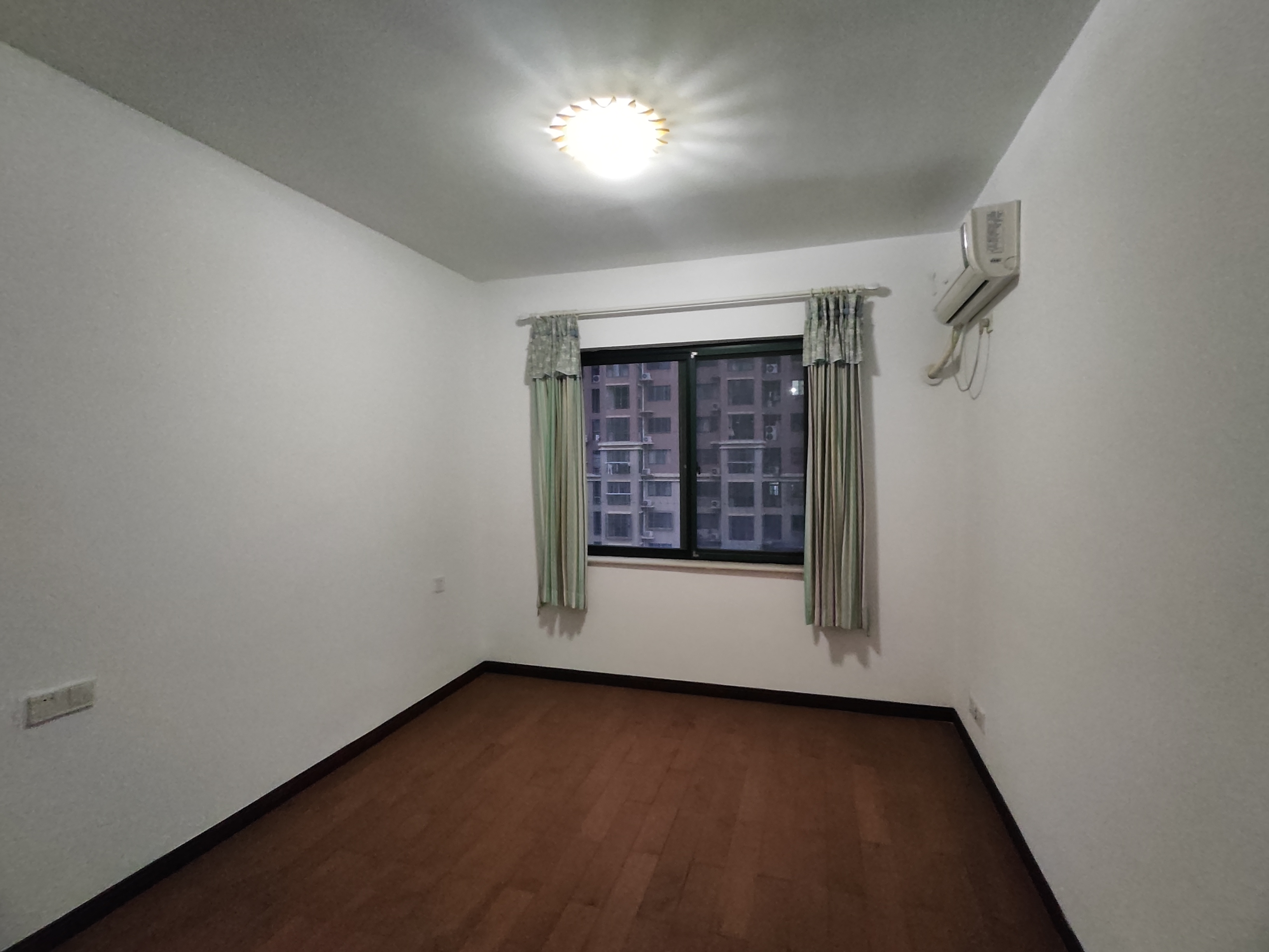 颐景园 4室2厅2卫 81.0万 颐景园 4室2厅2卫 81.0万室内图