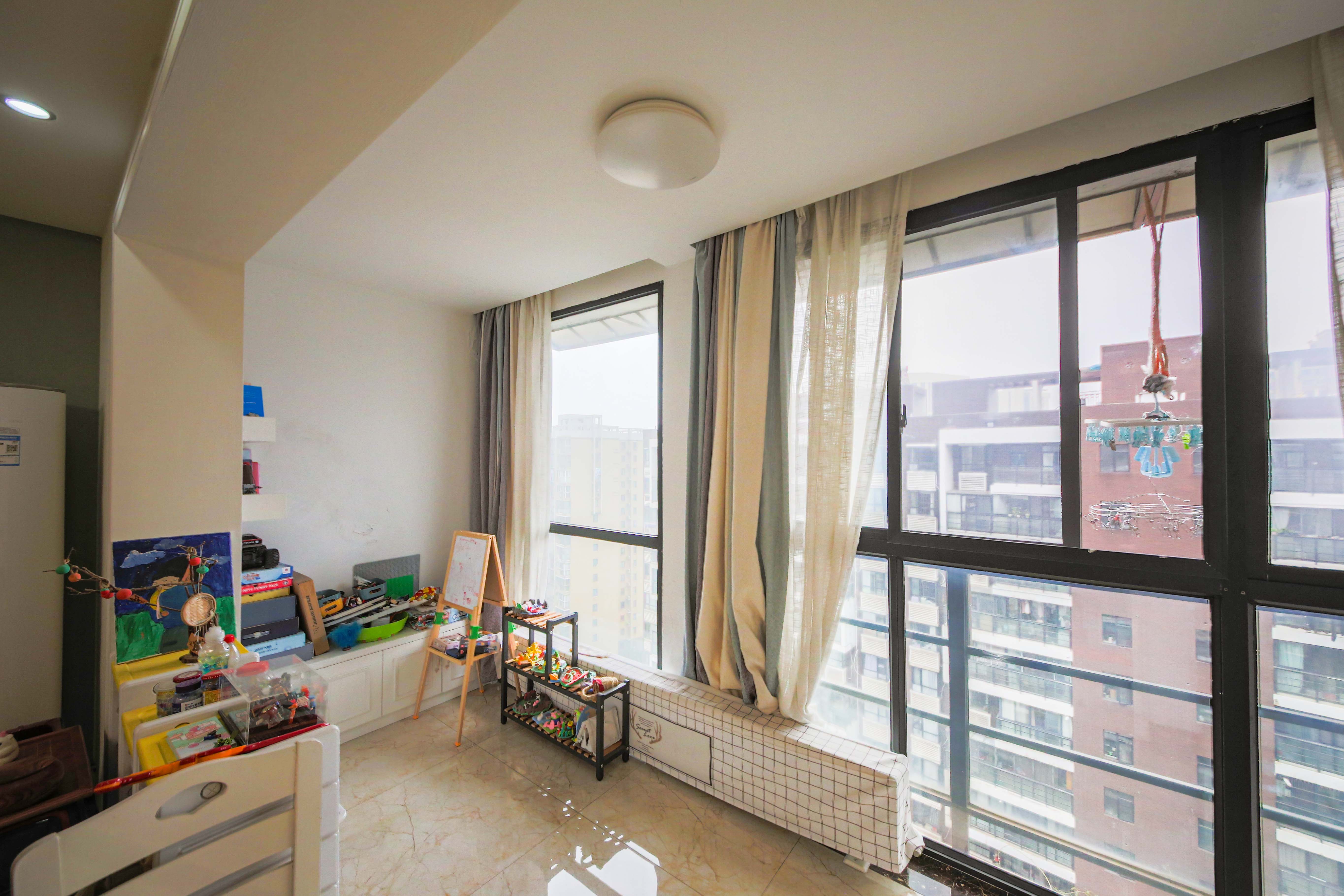 鑫远湘府华城  4室2厅2卫    135.0万 鑫远湘府华城  4室2厅2卫    135.0万阳台