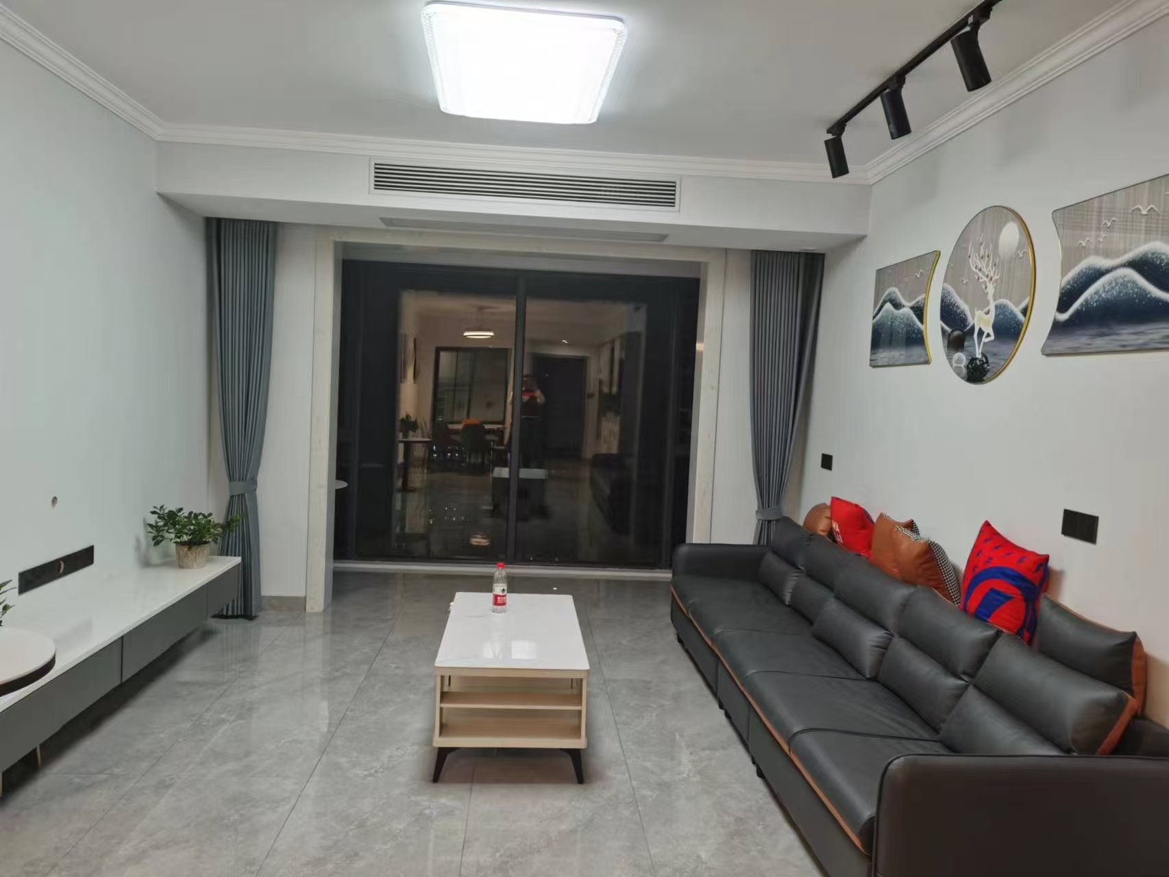 长郡旁牛津街(瑞凯滨江雅苑)  3室2厅2卫    2000.0元/月 长郡旁牛津街(瑞凯滨江雅苑)  3室2厅2卫    2000.0元/月