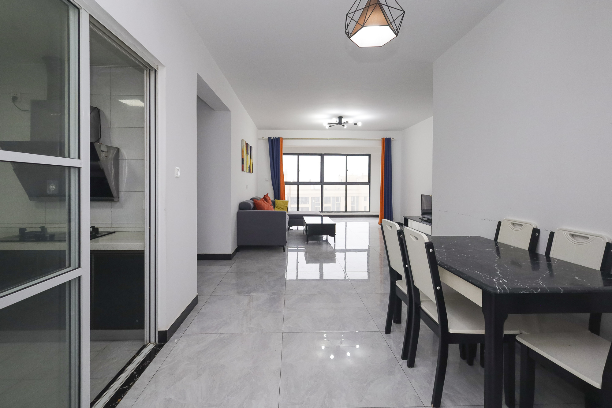 福晟钱隆国际(晟冉景苑) 4室2厅2卫 99.8万 福晟钱隆国际(晟冉景苑) 4室2厅2卫 99.8万客厅