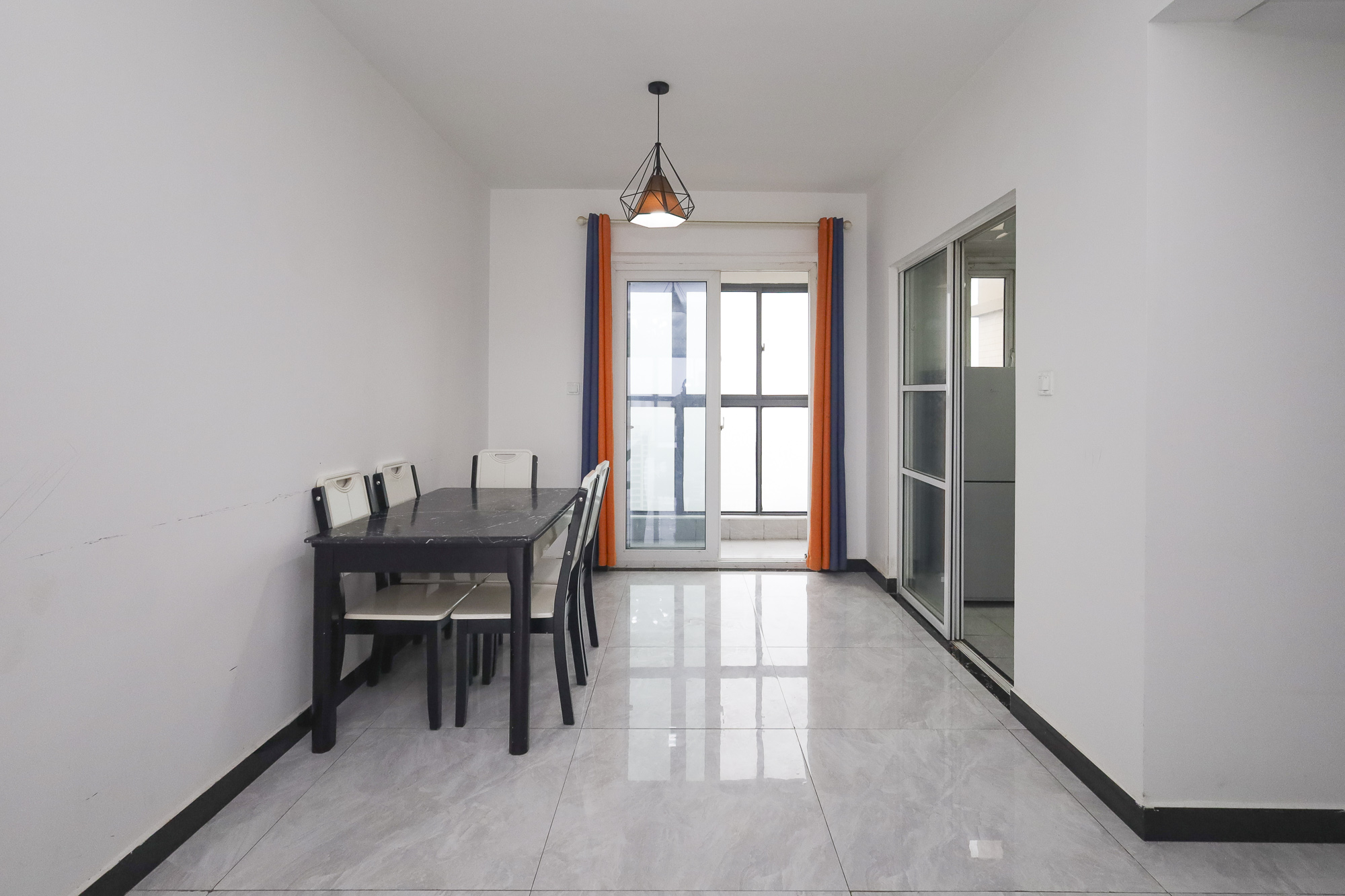 福晟钱隆国际(晟冉景苑) 4室2厅2卫 99.8万 福晟钱隆国际(晟冉景苑) 4室2厅2卫 99.8万客厅