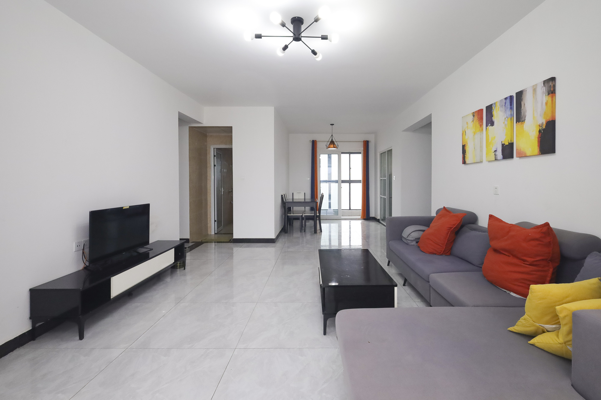 福晟钱隆国际(晟冉景苑) 4室2厅2卫 99.8万 福晟钱隆国际(晟冉景苑) 4室2厅2卫 99.8万客厅