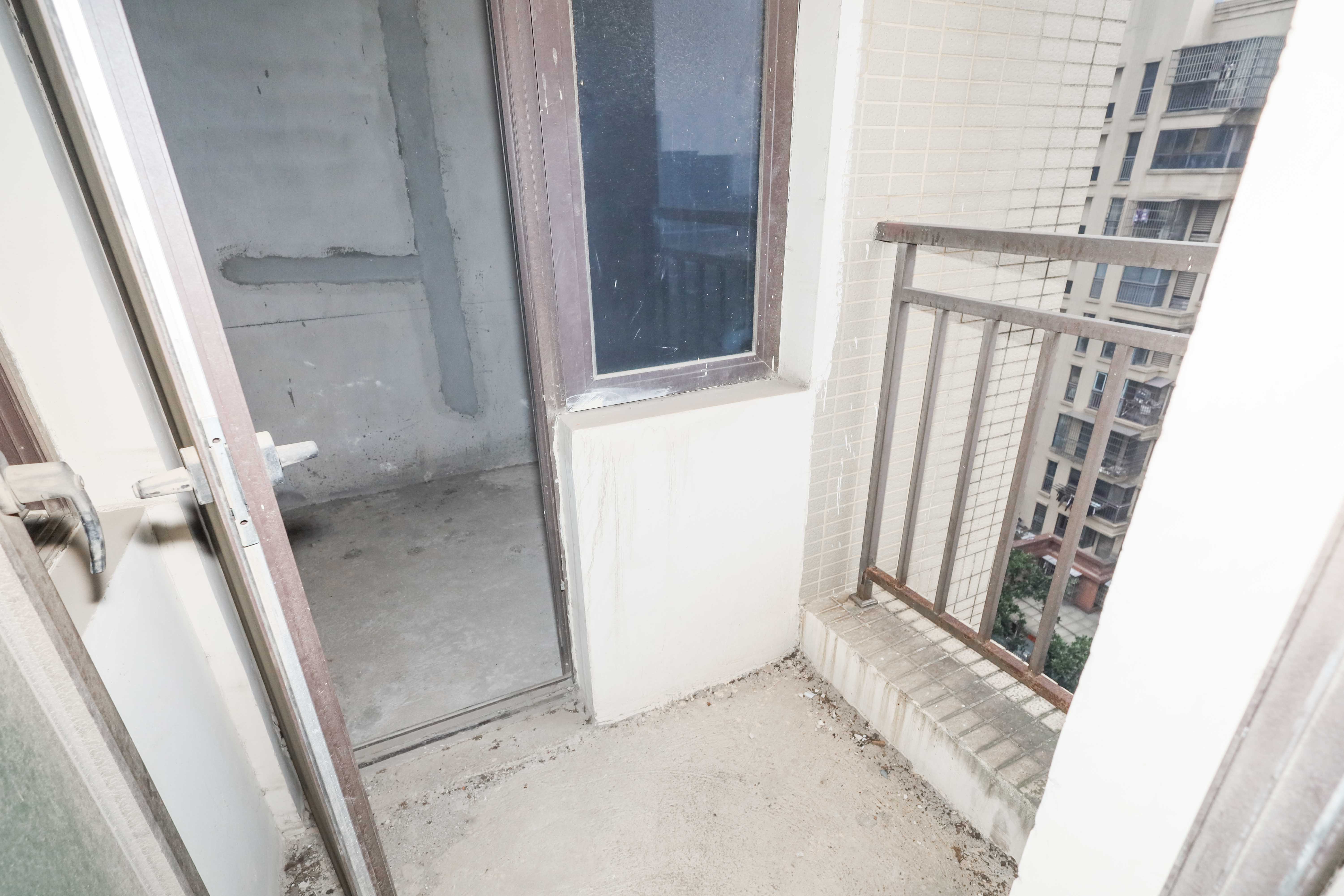保利麓谷林语E区  3室2厅2卫   177.00万阳台