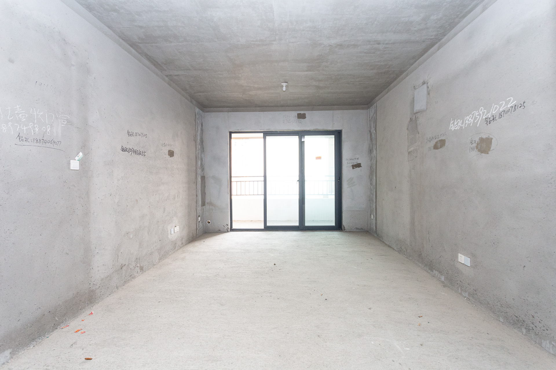 港湘铂玥(天园地芳国际珠宝城) 4室2厅2卫 69.6万 港湘铂玥(天园地芳国际珠宝城) 4室2厅2卫 69.6万客厅