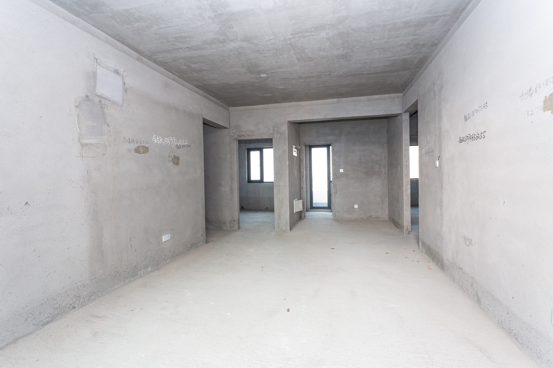 港湘铂玥(天园地芳国际珠宝城) 4室2厅2卫 69.6万 港湘铂玥(天园地芳国际珠宝城) 4室2厅2卫 69.6万客厅