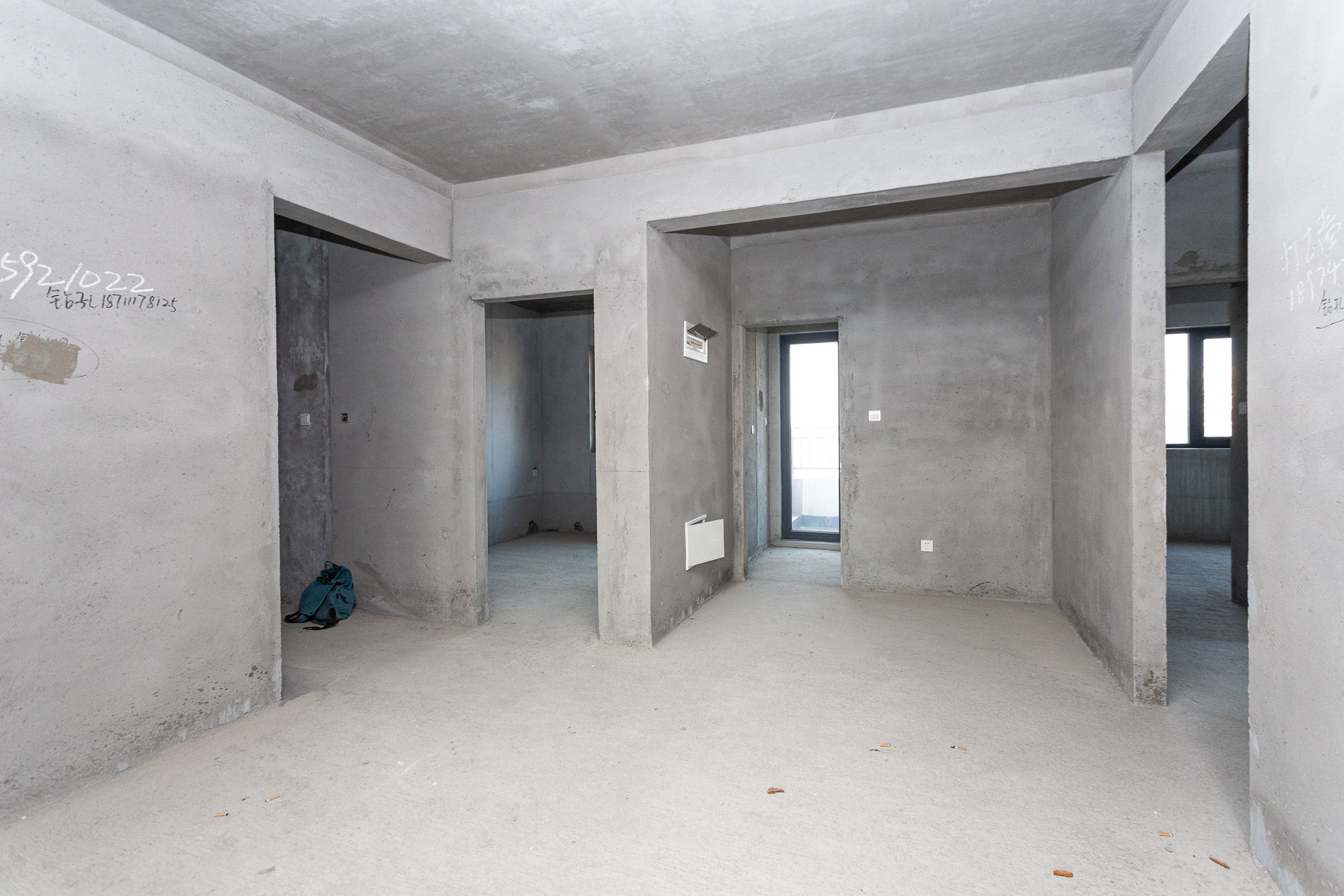 港湘铂玥(天园地芳国际珠宝城) 4室2厅2卫 69.6万 港湘铂玥(天园地芳国际珠宝城) 4室2厅2卫 69.6万客厅