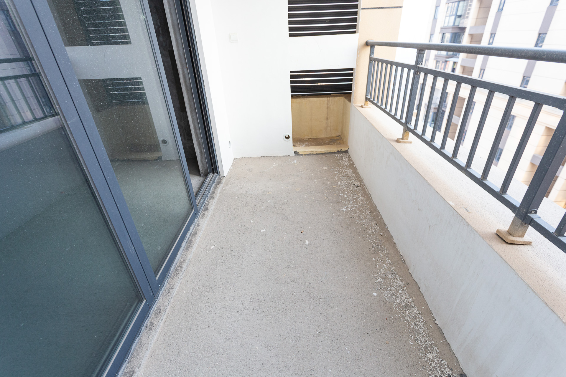 港湘铂玥(天园地芳国际珠宝城) 4室2厅2卫 69.6万 港湘铂玥(天园地芳国际珠宝城) 4室2厅2卫 69.6万阳台