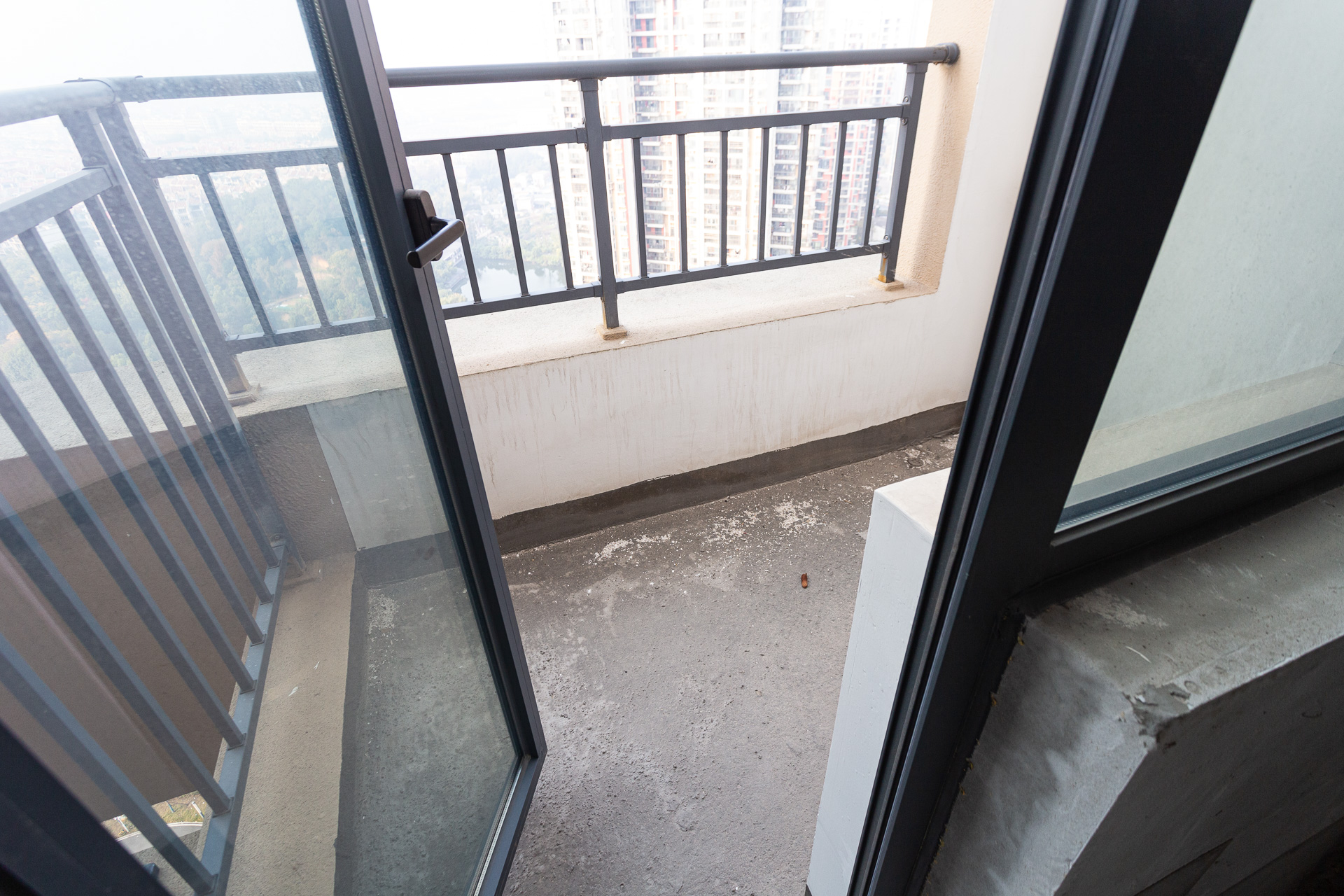 港湘铂玥(天园地芳国际珠宝城) 4室2厅2卫 69.6万 港湘铂玥(天园地芳国际珠宝城) 4室2厅2卫 69.6万阳台