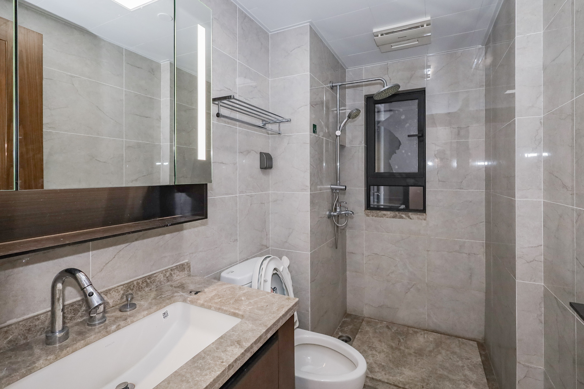 万科里金域滨江  3室2厅2卫    198.0万卫生间