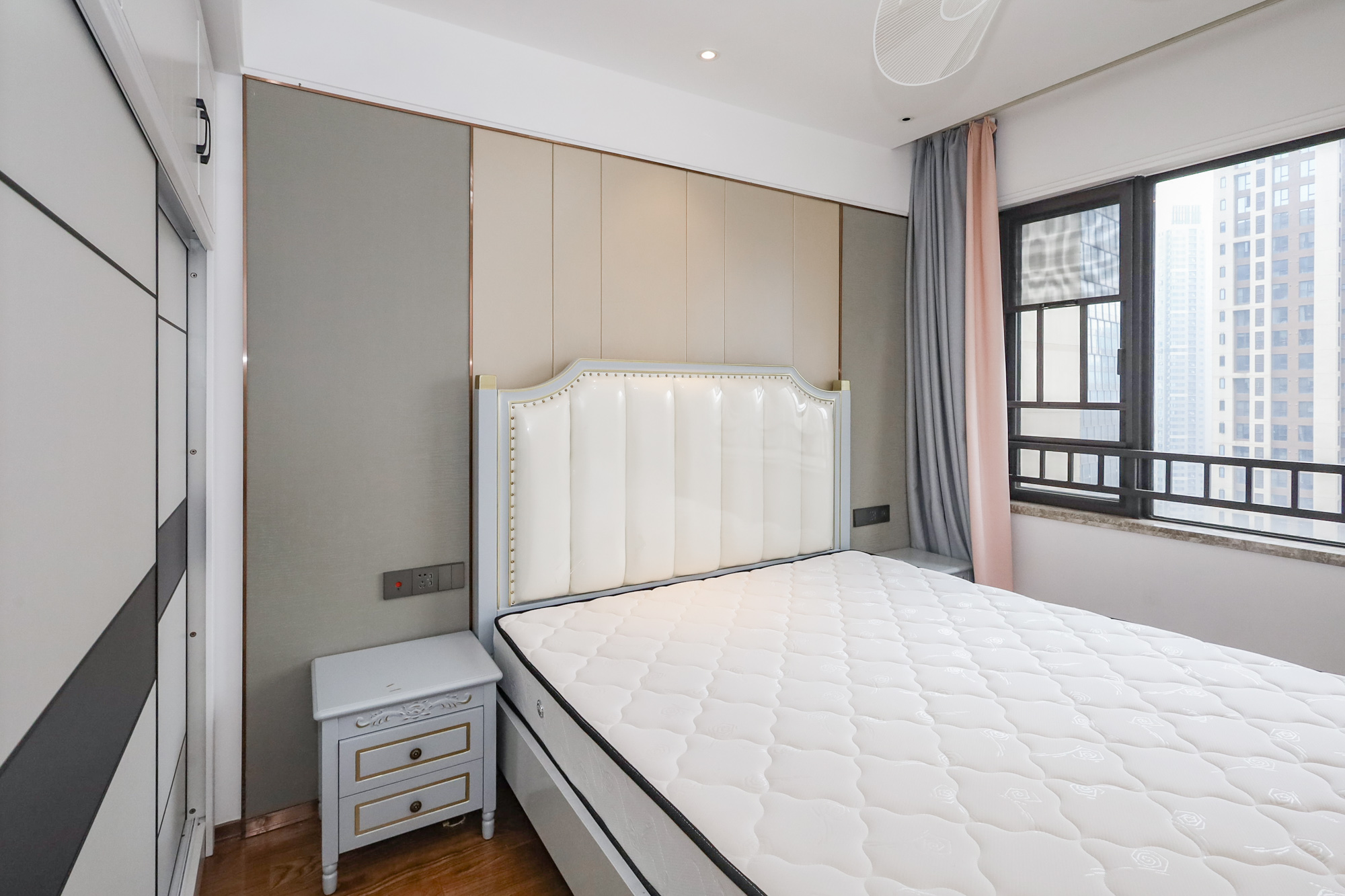 万科里金域滨江  3室2厅2卫    198.0万卧室