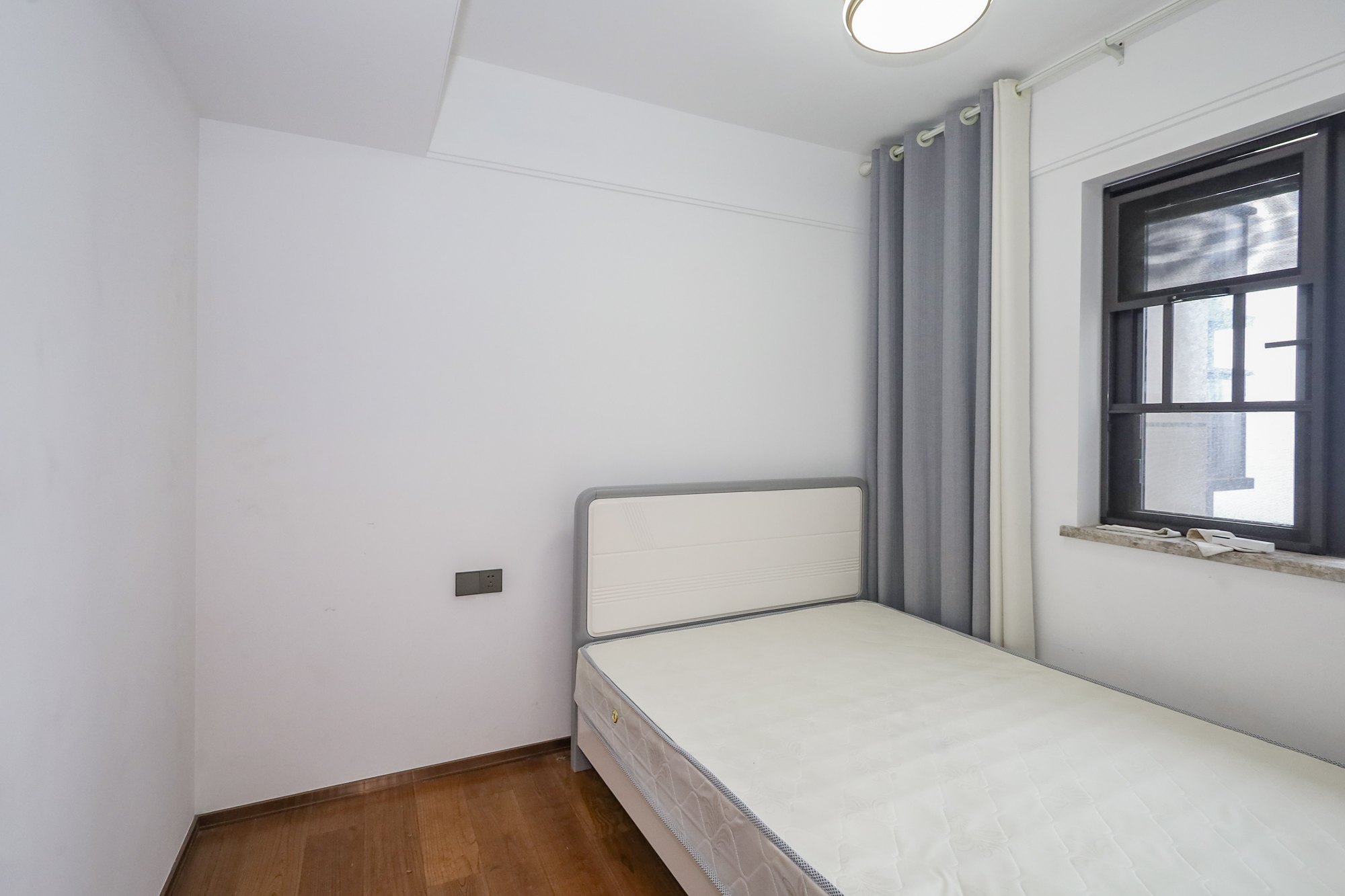 万科里金域滨江  3室2厅2卫    198.0万卧室