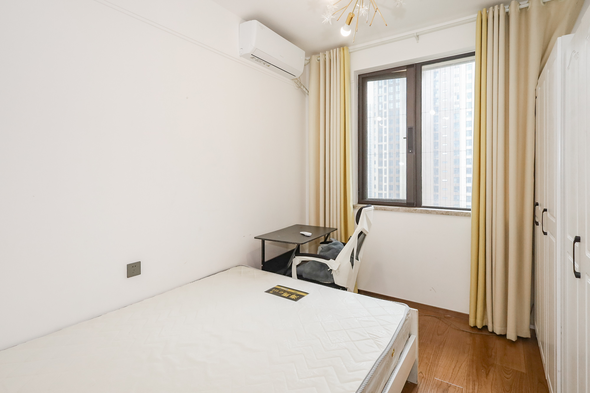 万科里金域滨江  3室2厅2卫    198.0万卧室