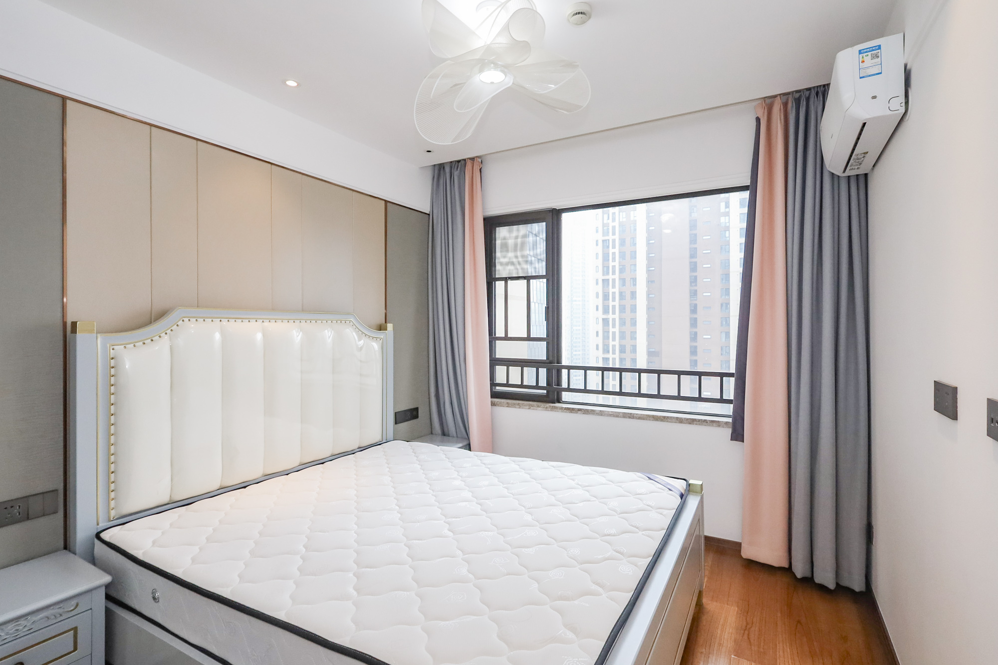 万科里金域滨江  3室2厅2卫    198.0万卧室