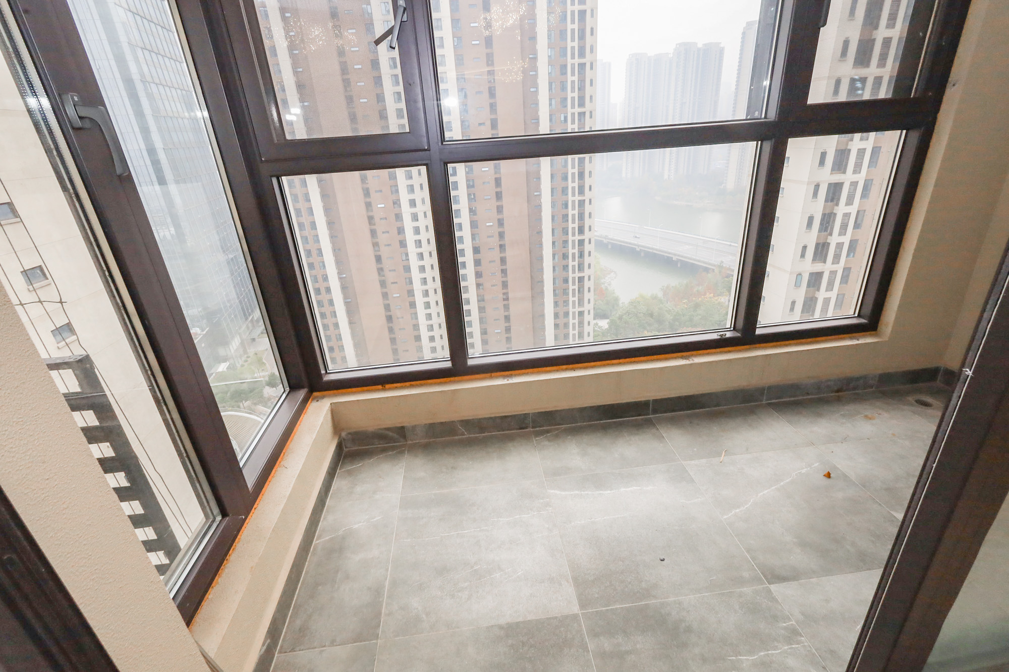 万科里金域滨江  3室2厅2卫    198.0万阳台