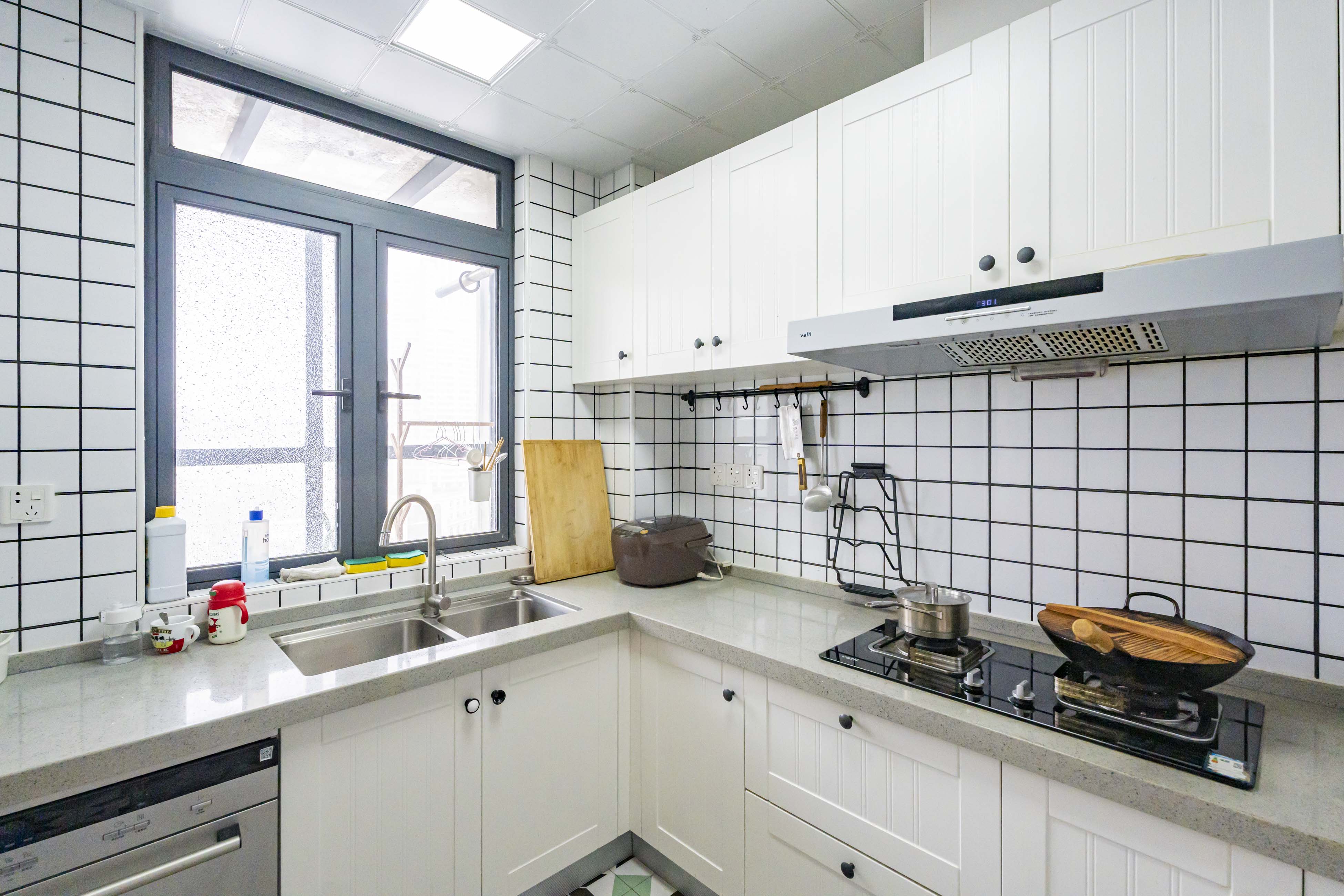 藏珑湖上国际花园 4室2厅2卫 162.0万 藏珑湖上国际花园 4室2厅2卫 162.0万厨房