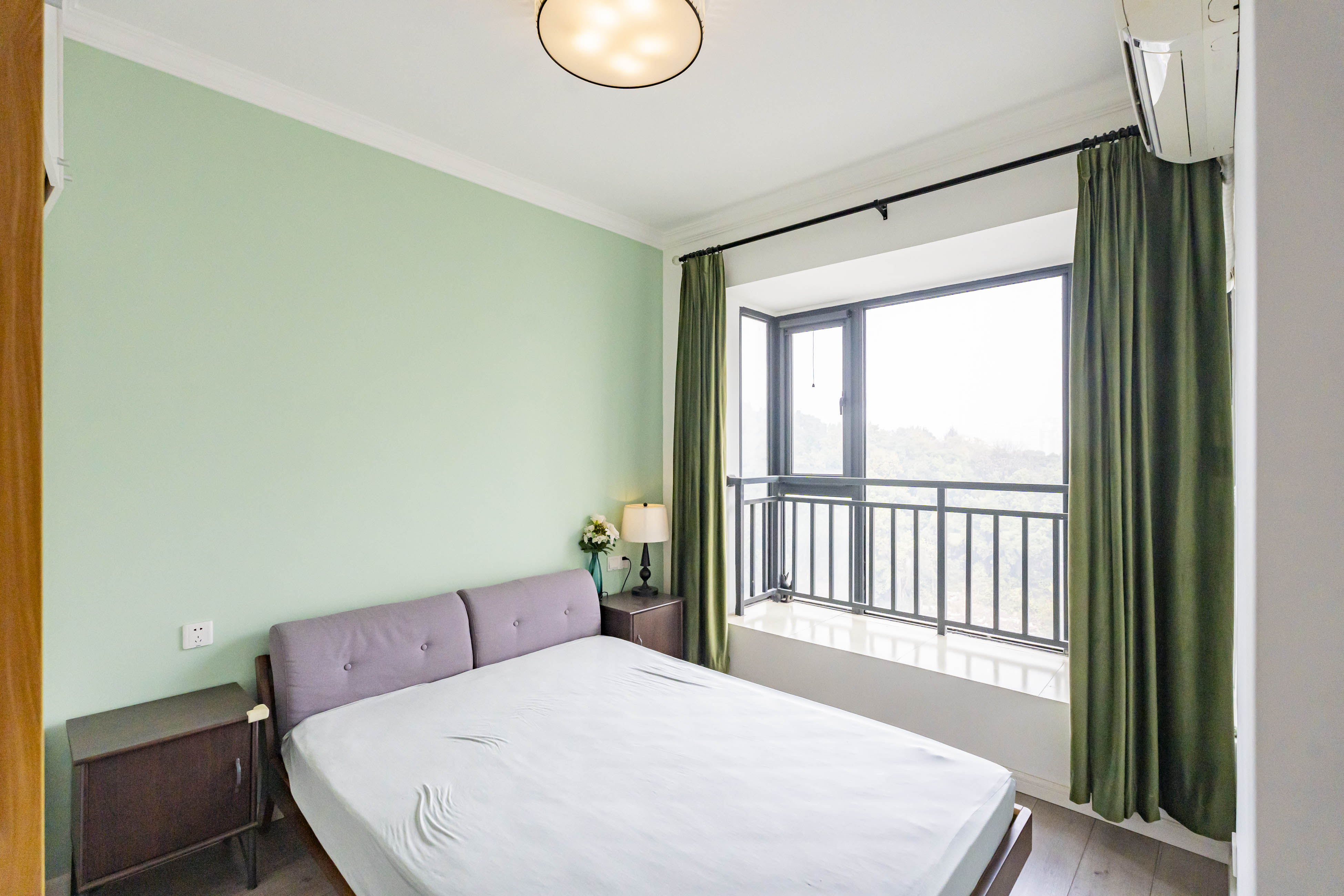 藏珑湖上国际花园 4室2厅2卫 162.0万 藏珑湖上国际花园 4室2厅2卫 162.0万卧室