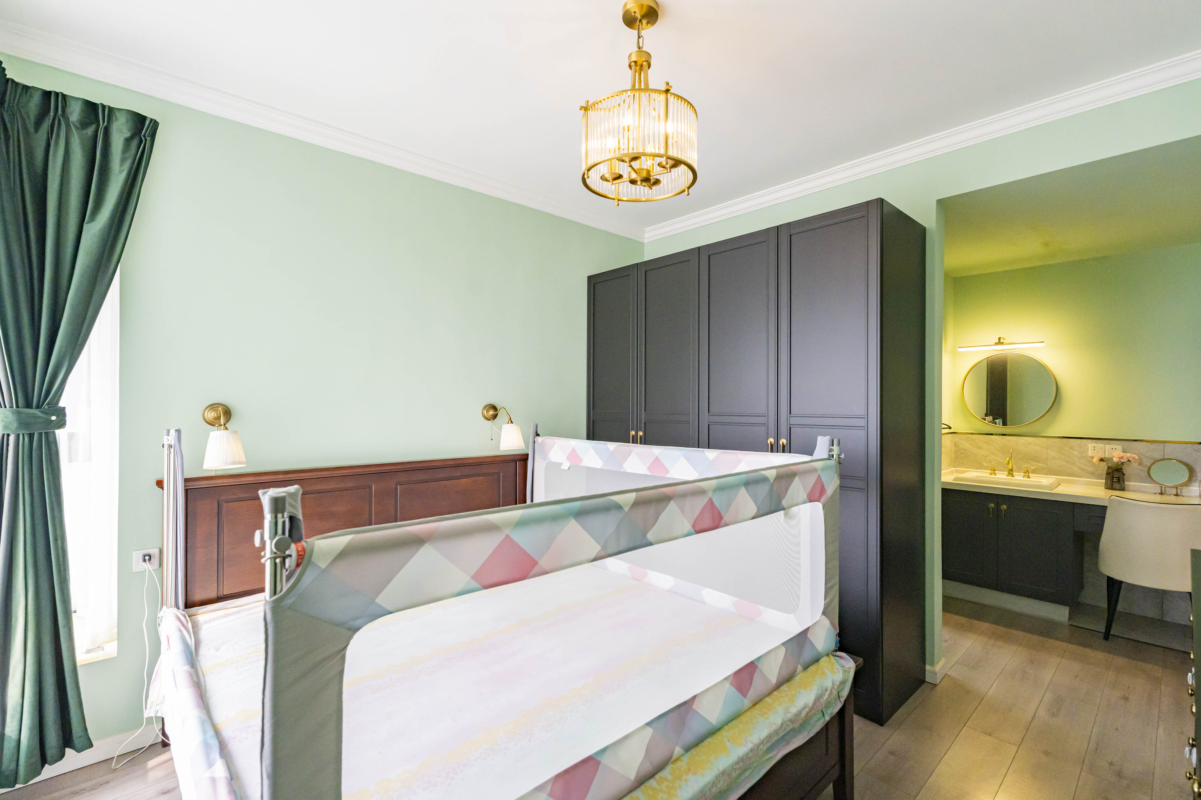 藏珑湖上国际花园 4室2厅2卫 162.0万 藏珑湖上国际花园 4室2厅2卫 162.0万卧室