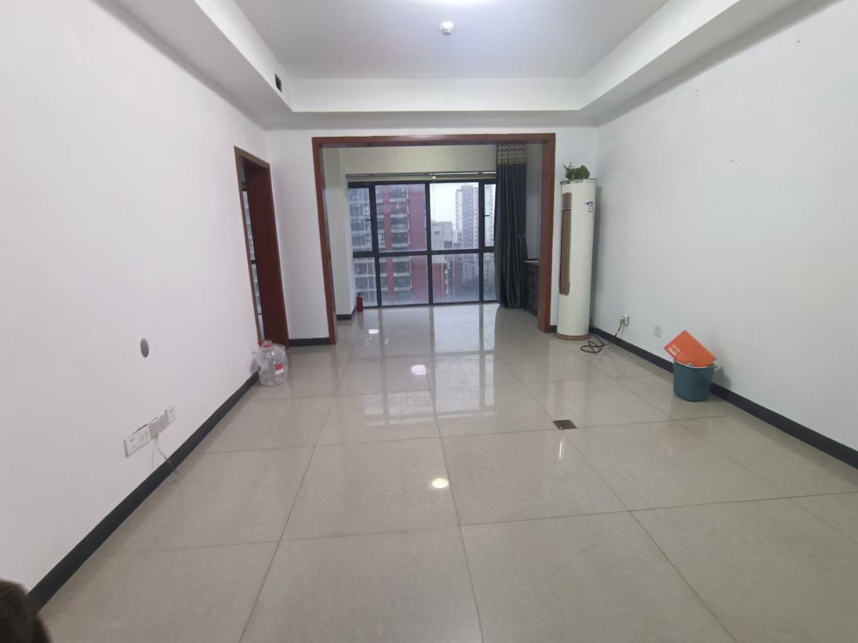 庐山春天 3室2厅1卫 2400.0元/月 庐山春天 3室2厅1卫 2400.0元/月室内图