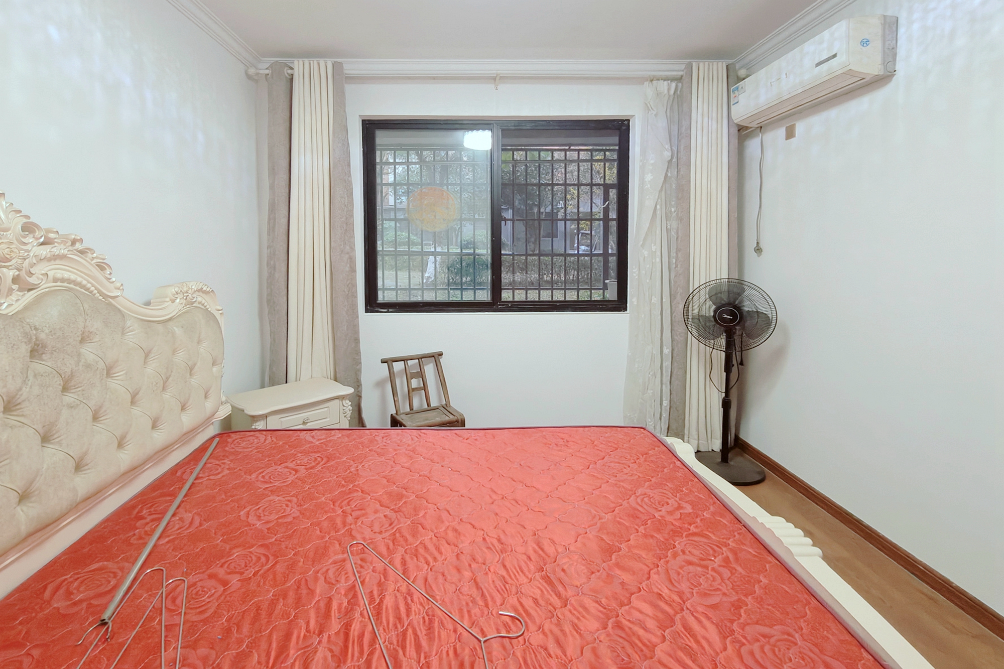 丽景华庭  3室2厅1卫   75.00万卧室